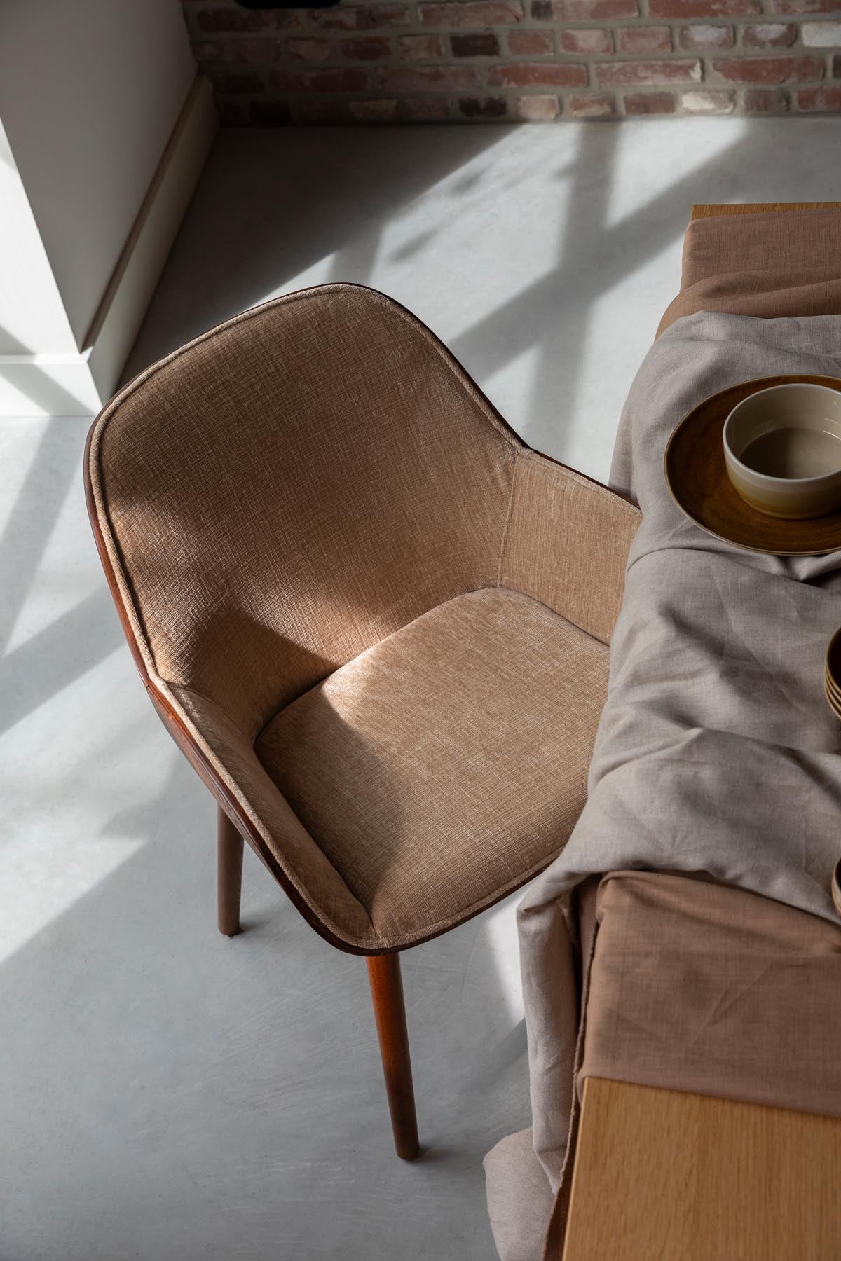 Armlehnstuhl Taylor in Beige präsentiert im Onlineshop von KAQTU Design AG. Stuhl ist von Dutchbone