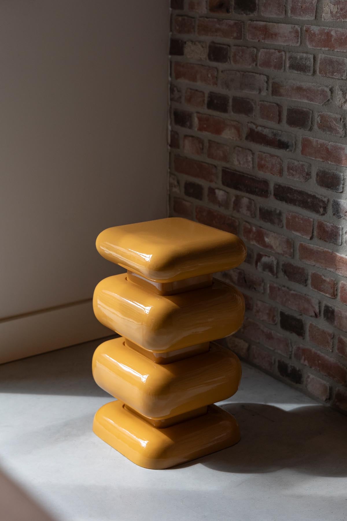 Hocker Stubby in Yellow präsentiert im Onlineshop von KAQTU Design AG. Hocker ist von Dutchbone