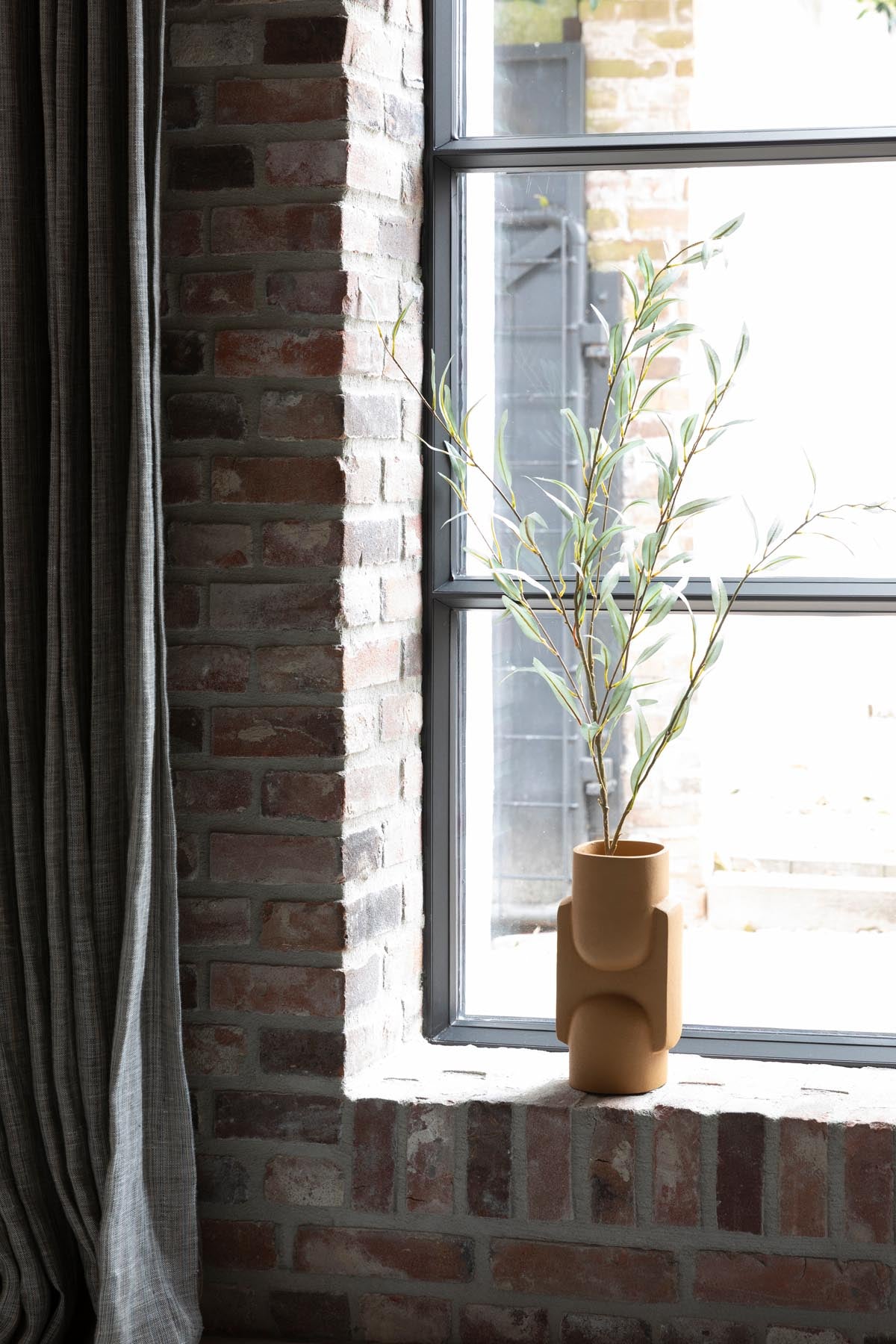 Vase Santos in Ochre präsentiert im Onlineshop von KAQTU Design AG. Vase ist von Dutchbone