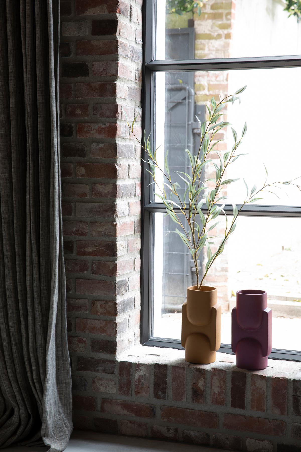 Vase Santos in Bordeaux präsentiert im Onlineshop von KAQTU Design AG. Vase ist von Dutchbone