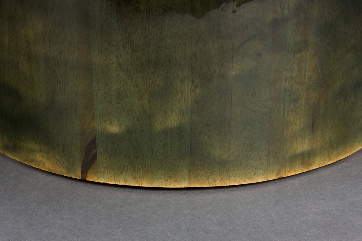 Grüner Couchtisch Mush in Pilzform aus Mangoholz mit glänzender Oberfläche und brauner Basis