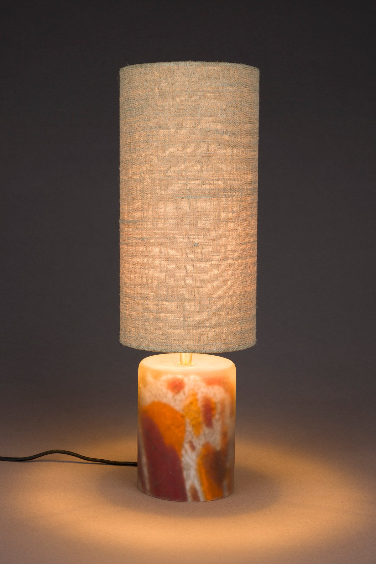 Tischleuchte Earl in Mehrfarbig präsentiert im Onlineshop von KAQTU Design AG. Tischleuchte ist von Dutchbone