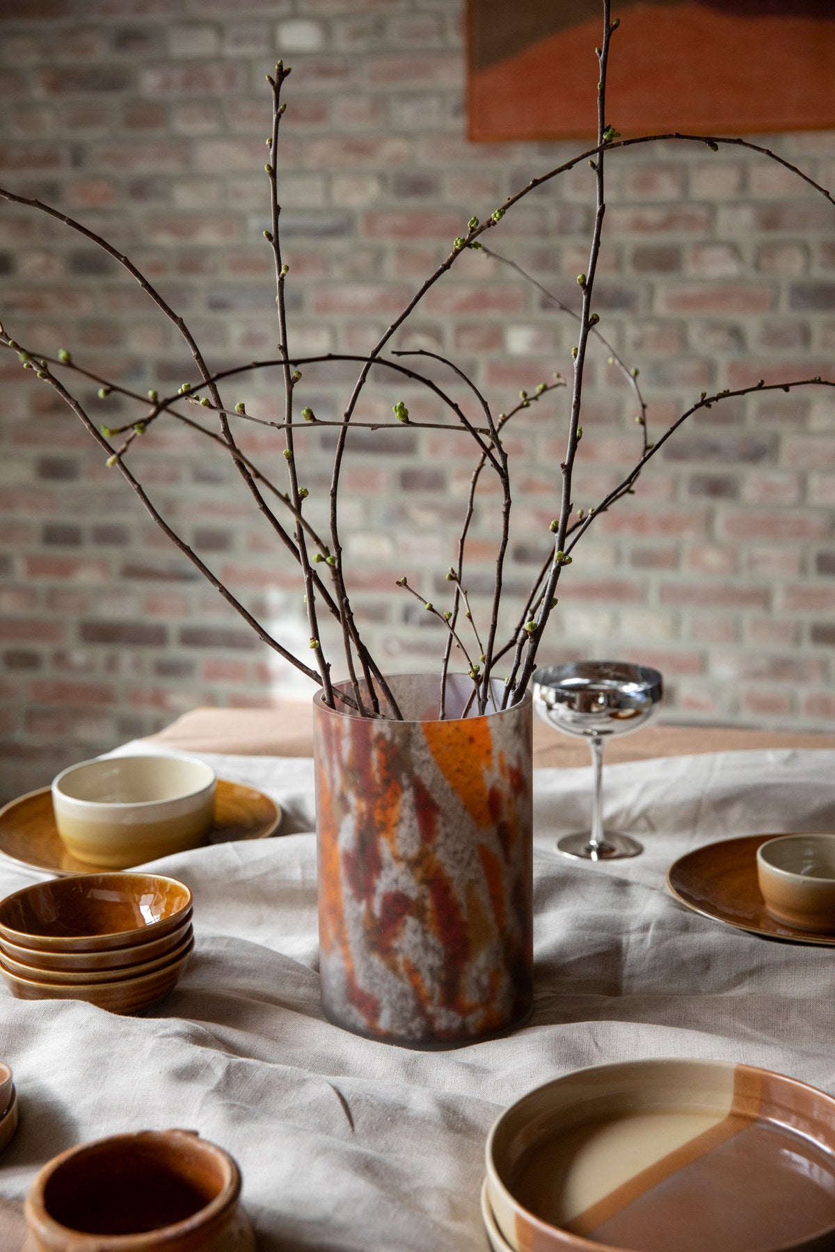 Mehrfarbige Vase Earl aus mattem Glas mit warmen, ineinander übergehenden Farbtönen