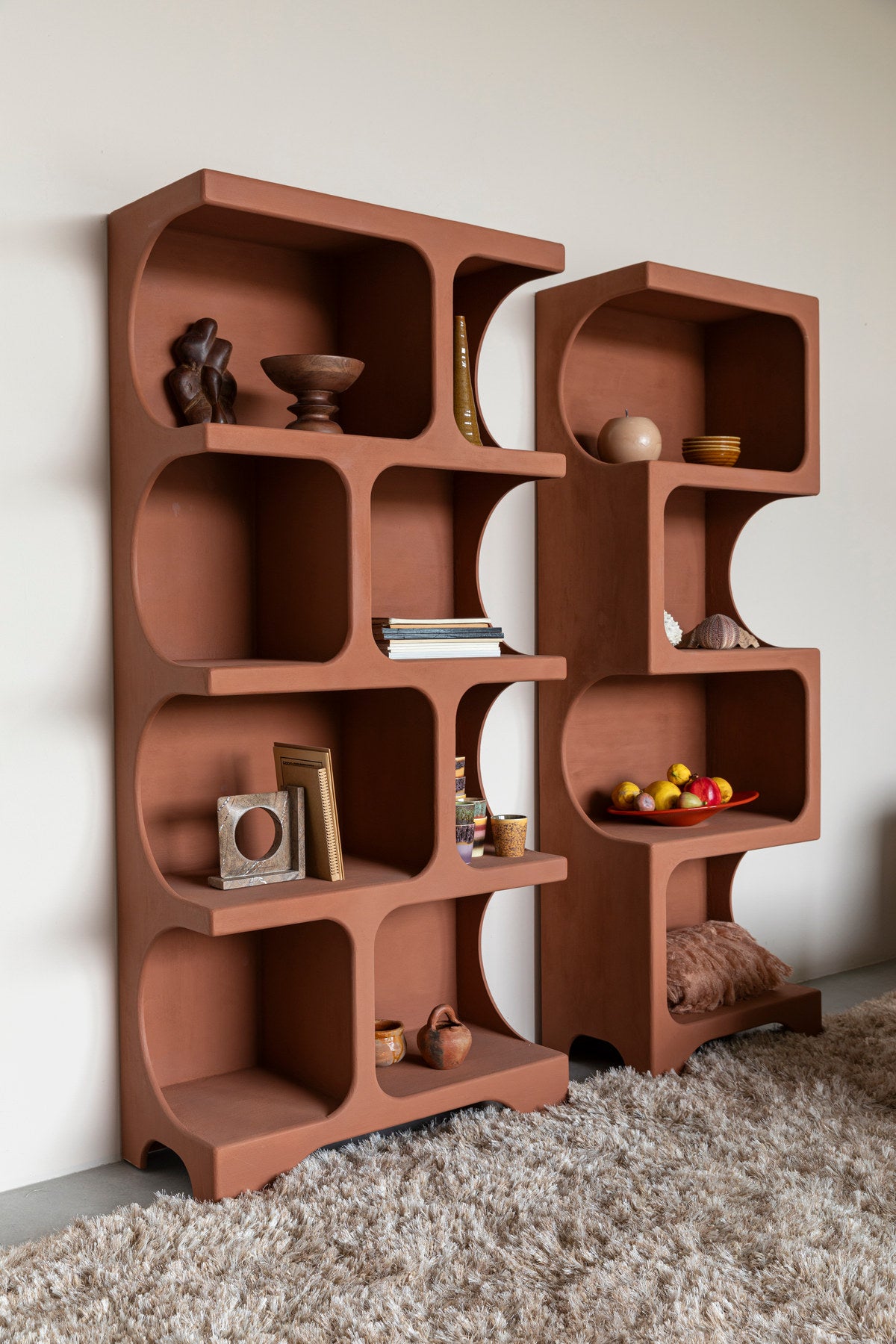 Bücherregal Dundee in Terracotta aus mattem Holz mit ungleichmässigen Fächern