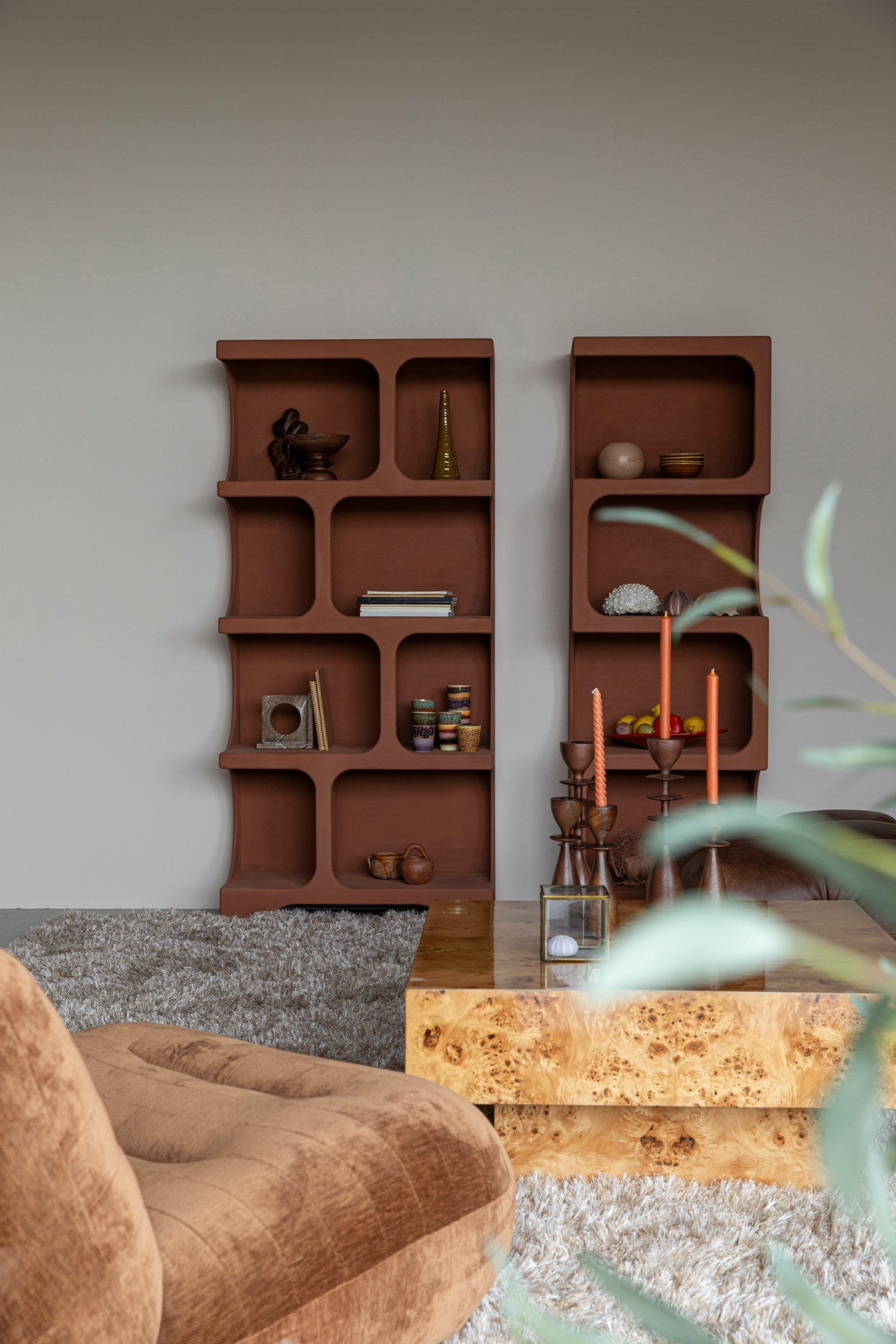Bücherregal Dundee in Terracotta aus mattem Holz mit ungleichmässigen Fächern