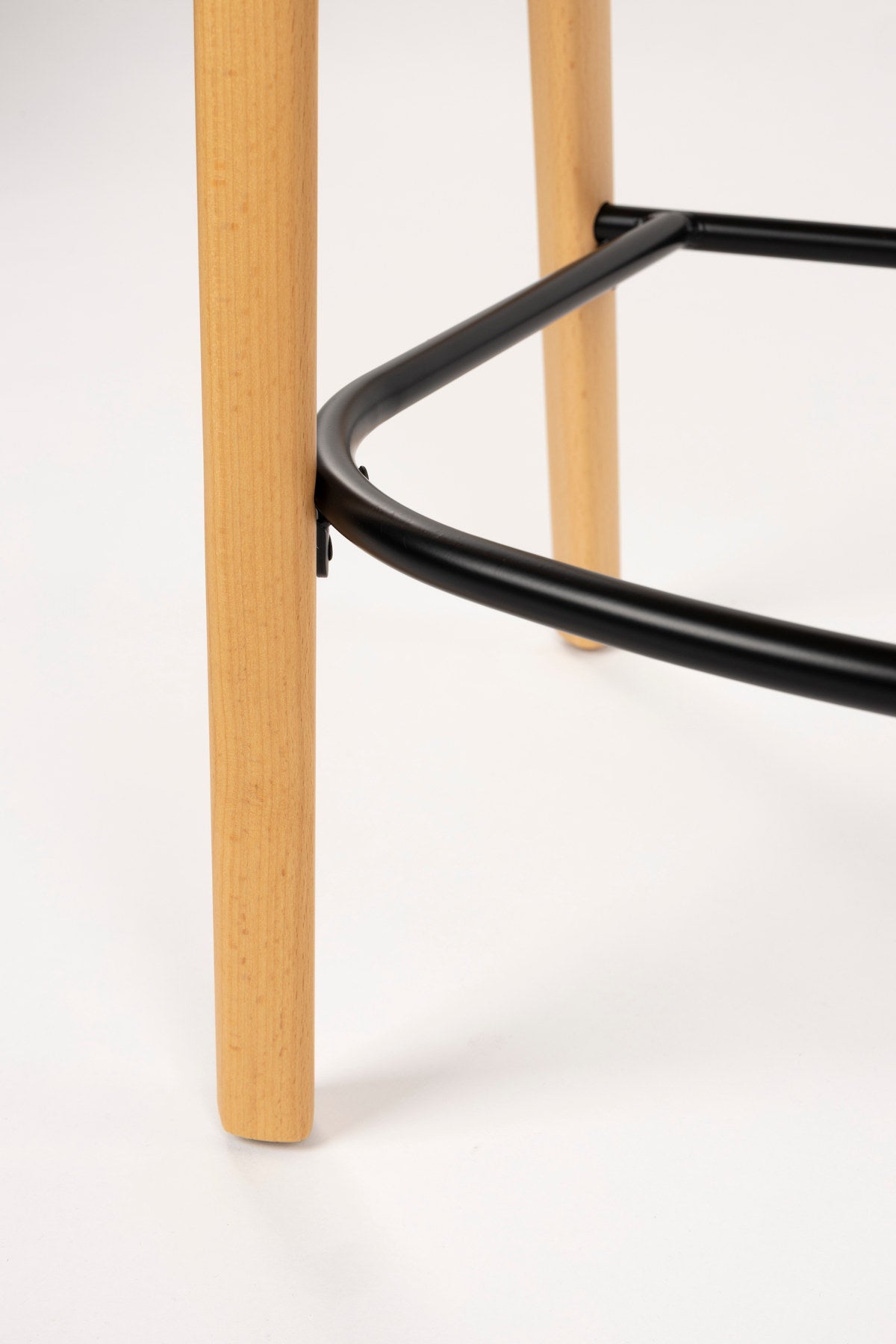 Barhocker Babington mit Holzgestell, gepolstertem Sitz und Rückenlehne aus hellem Stoff