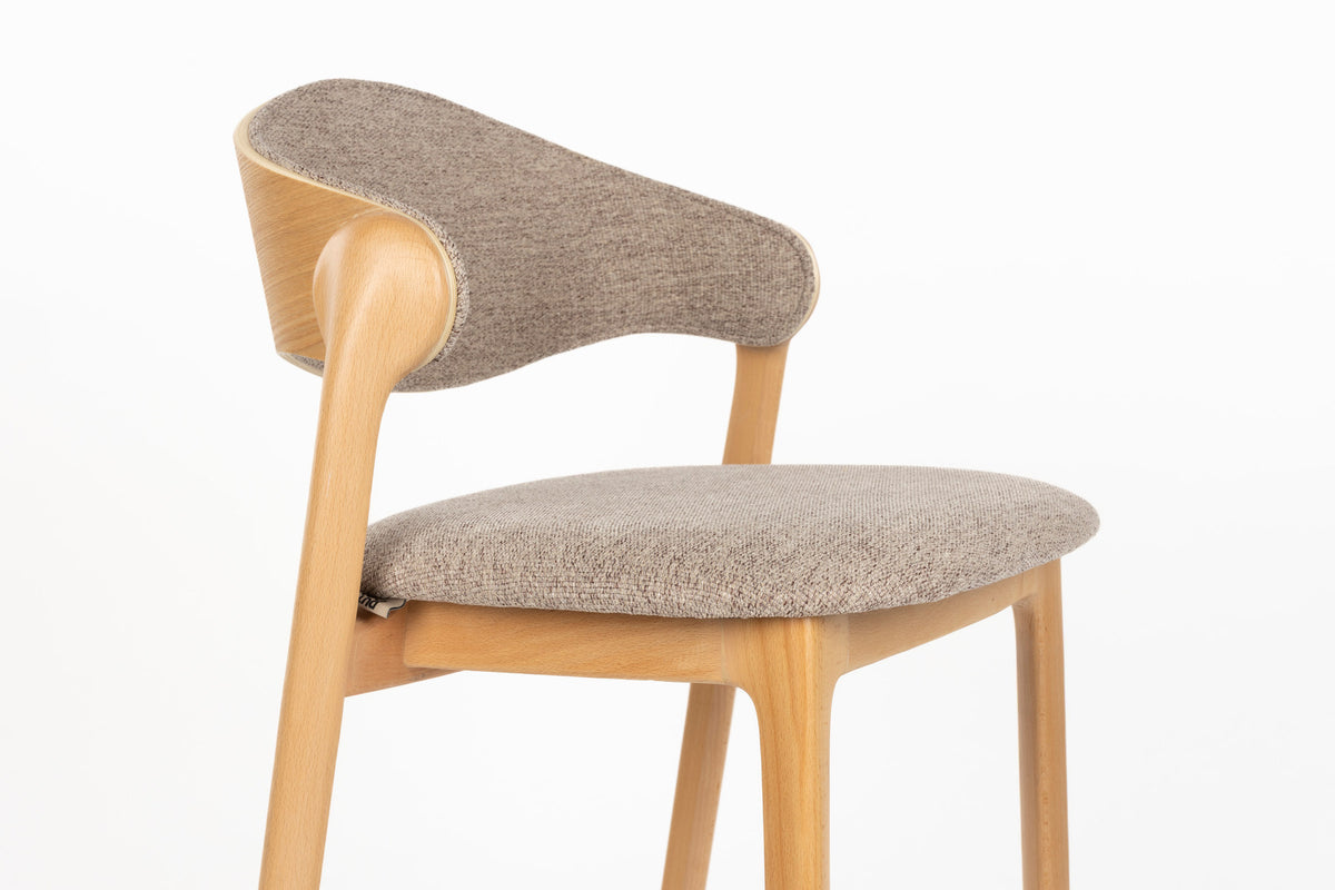 Barhocker Babington mit Holzgestell, gepolstertem Sitz und Rückenlehne aus hellem Stoff
