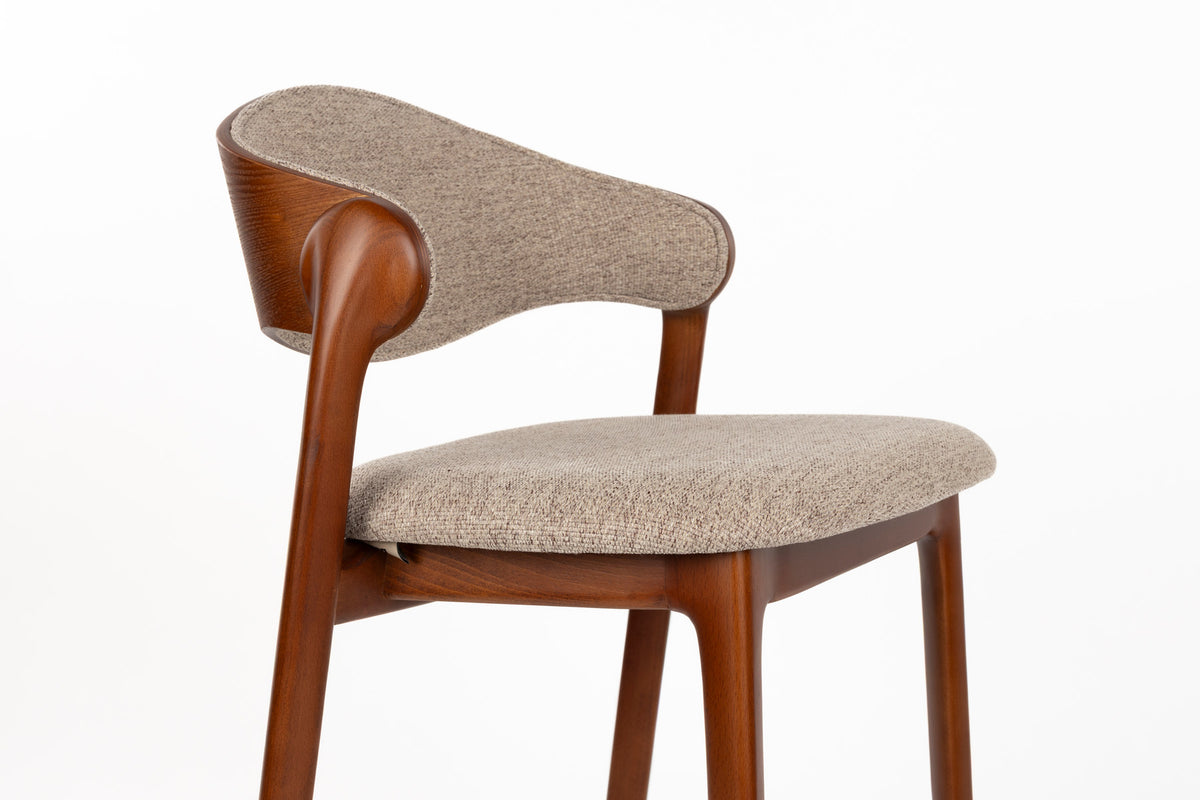 Barhocker Babington mit Holzgestell, gepolstertem Sitz und Rückenlehne aus hellem Stoff