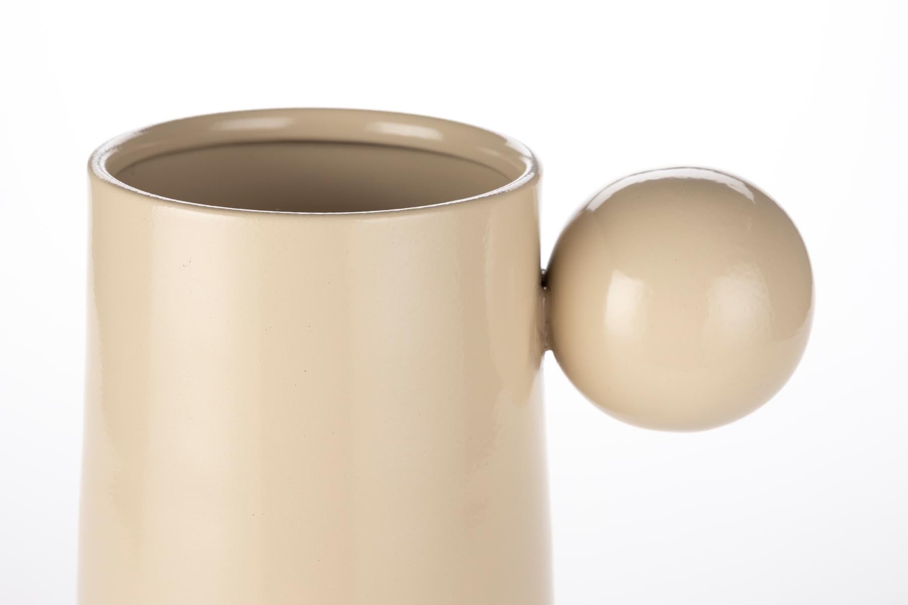 Stilvolle Vase Dot von Dutchbone in zartem Beige, perfekt für kreative Blumenarrangements und als dekoratives Element in jedem Raum.