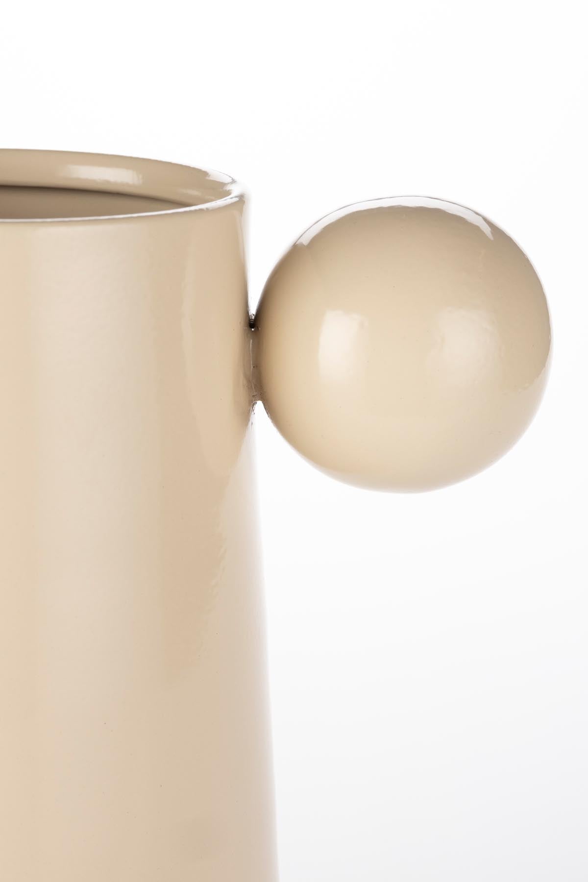 Stilvolle Vase Dot von Dutchbone in zartem Beige, perfekt für kreative Blumenarrangements und als dekorativer Akzent in jedem Raum.