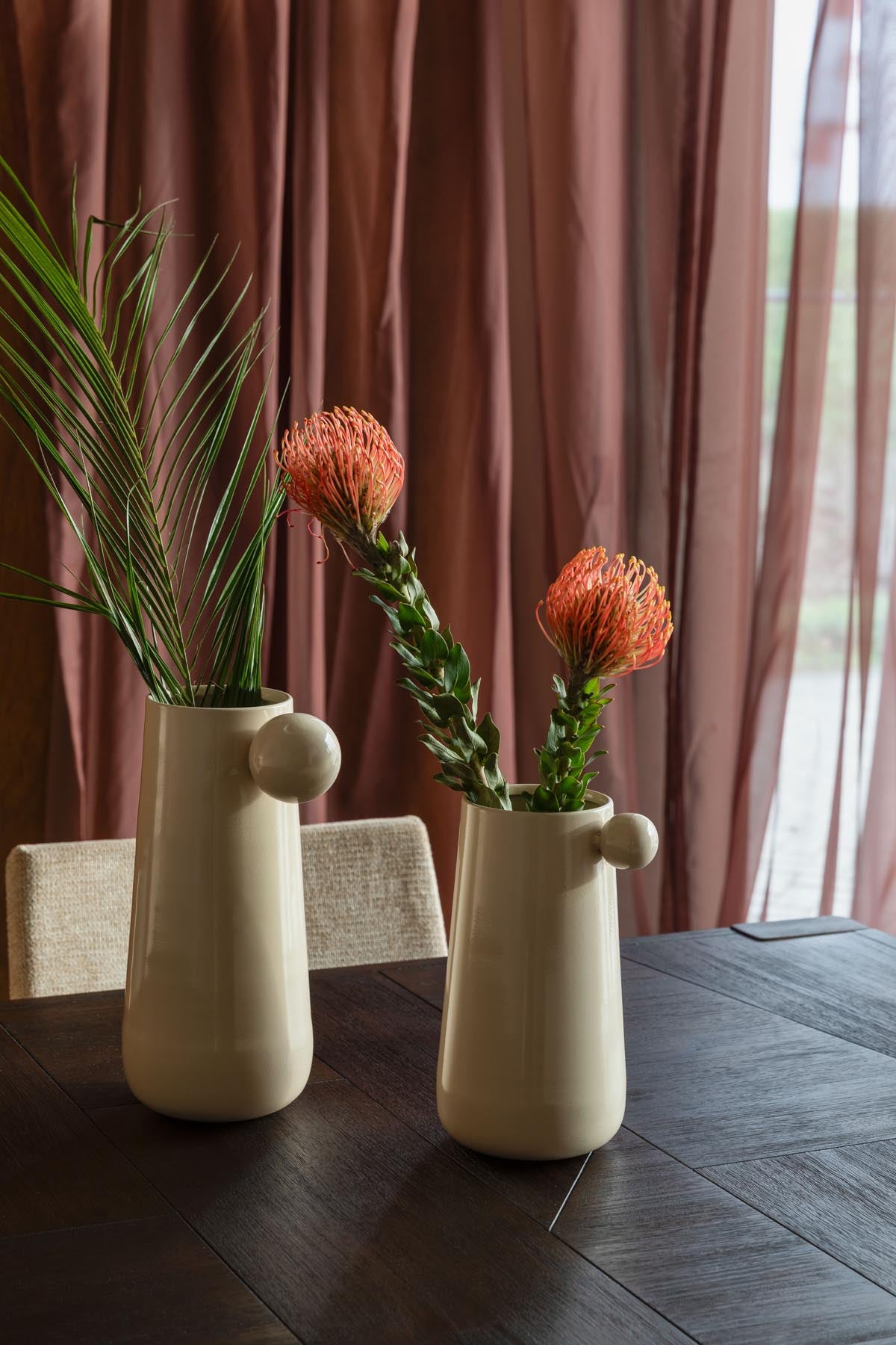 Elegante Vase Dot von Dutchbone in sanftem Beige, ideal für individuelle Blumenarrangements und als stilvolles Deko-Element in jedem Wohnambiente.