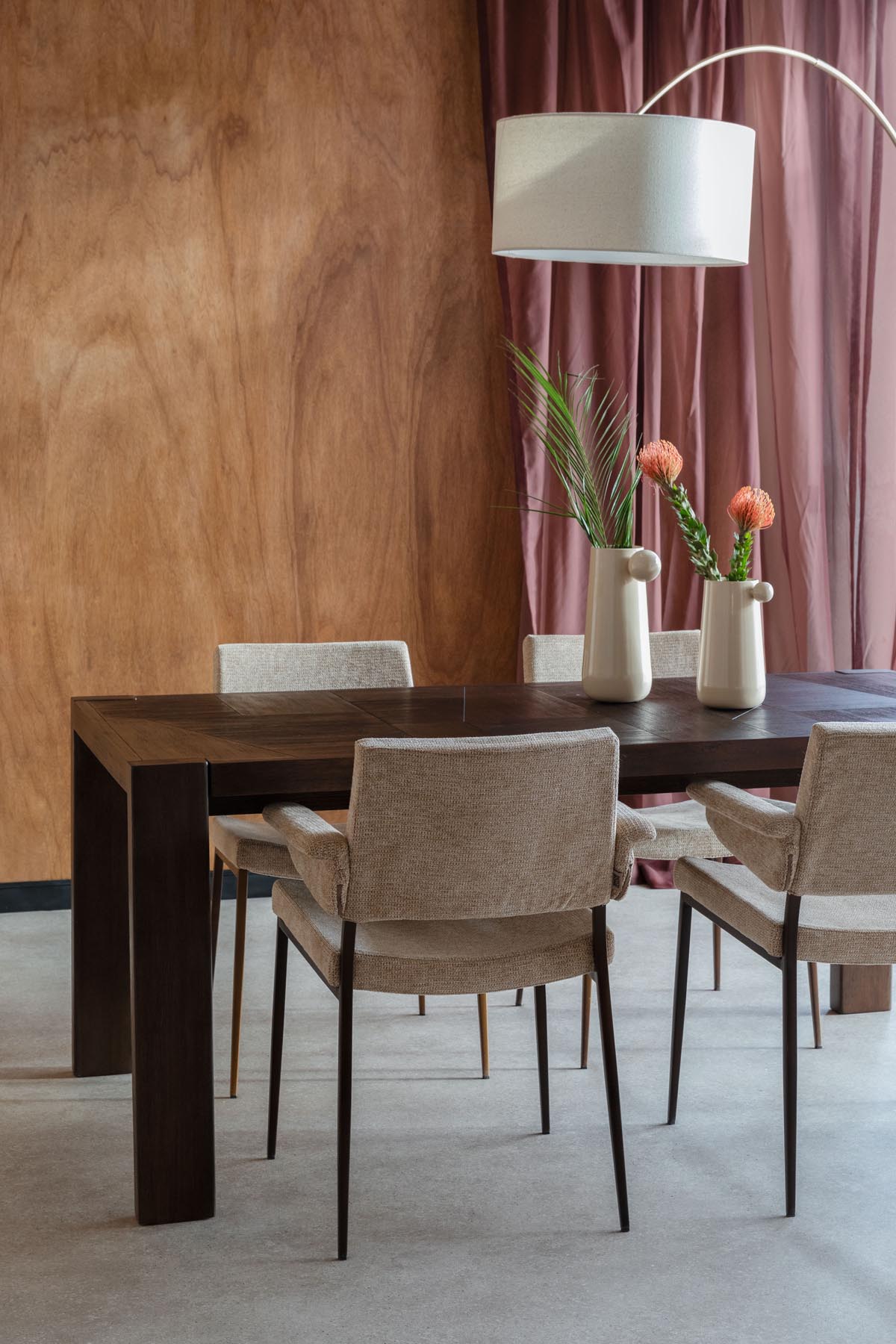 Stilvolle Vase Dot von Dutchbone in zartem Beige, perfekt für kreative Blumenarrangements und als dekorativer Akzent in jedem Raum.