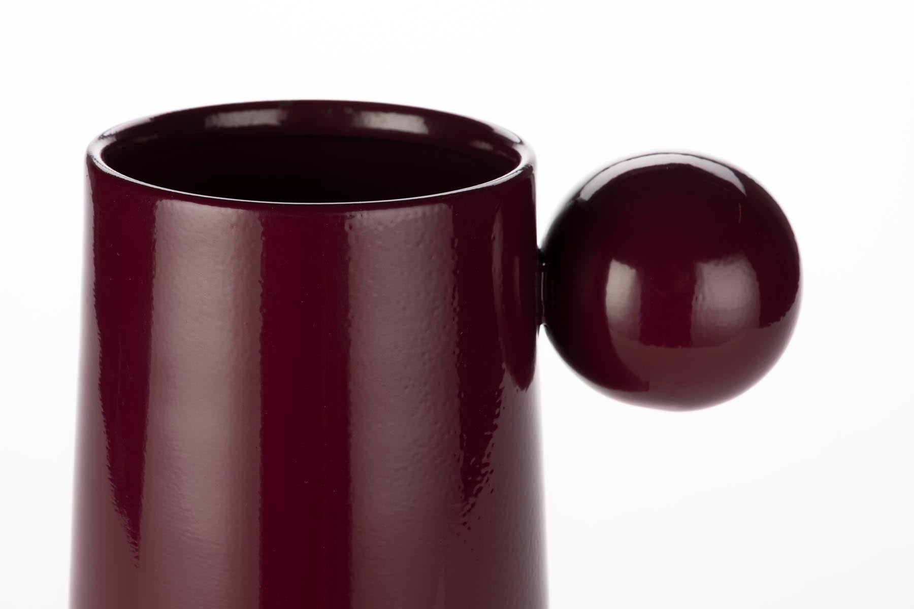 Elegante rote Vase Dot von Dutchbone, ideal für kreative Blumendekorationen und als auffälliges Wohnaccessoire in jedem Raum.