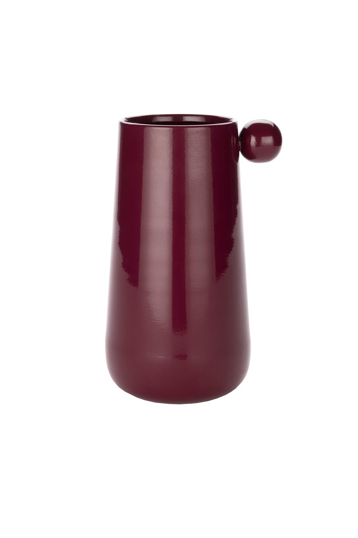 Elegante rote Vase Dot von Dutchbone, ideal für kreative Blumenarrangements und als dekoratives Highlight in jedem Raum.