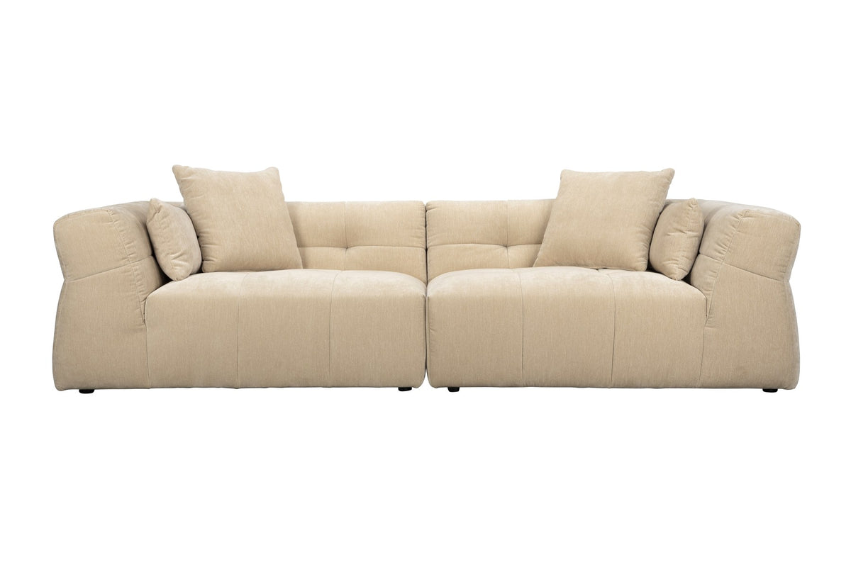 Beiges 5er Sofa Hodge von Dutchbone mit gestepptem Samtbezug, geschwungenen Armlehnen und leicht ausgestellten Rückenlehnen.