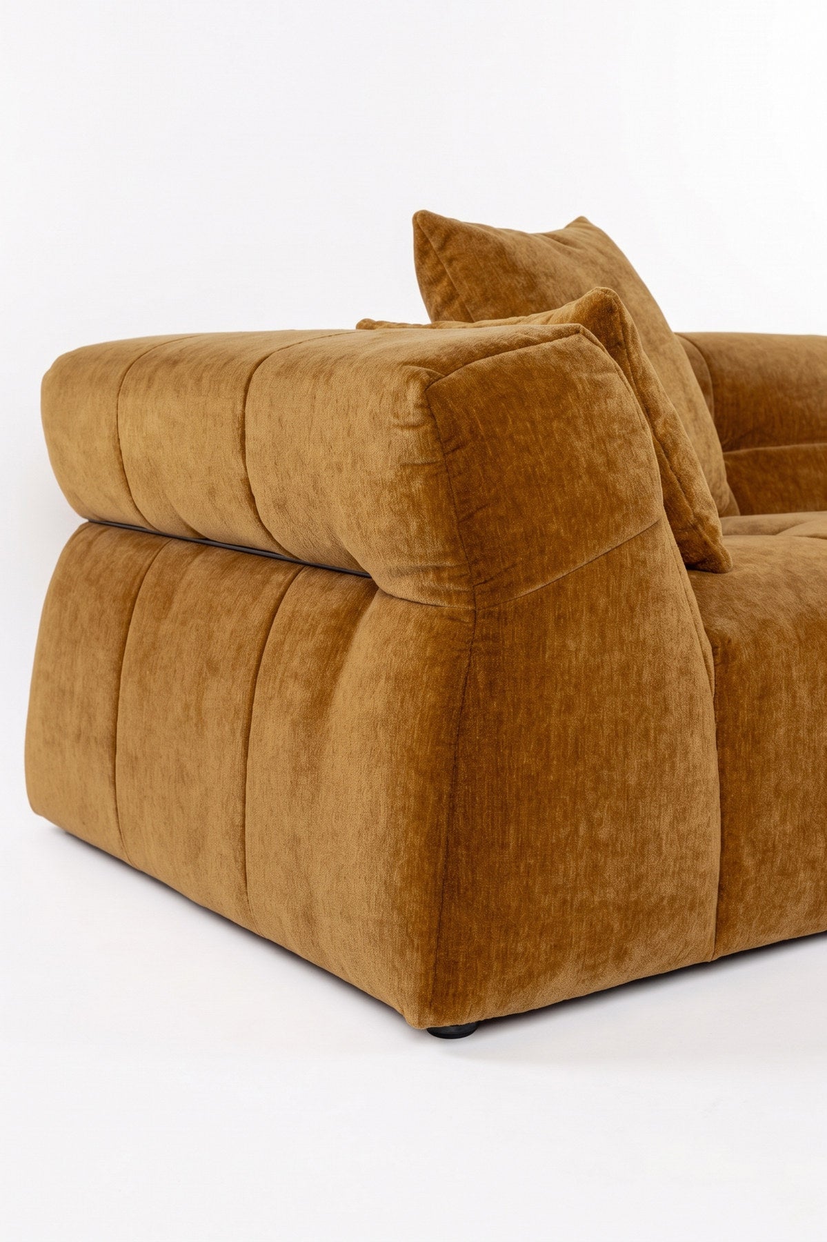 Braunes 5er Sofa Hodge von Dutchbone mit gesteppter Sitz- und Rückenlehne, Samtbezug in Ocker und geschwungenen Armlehnen.