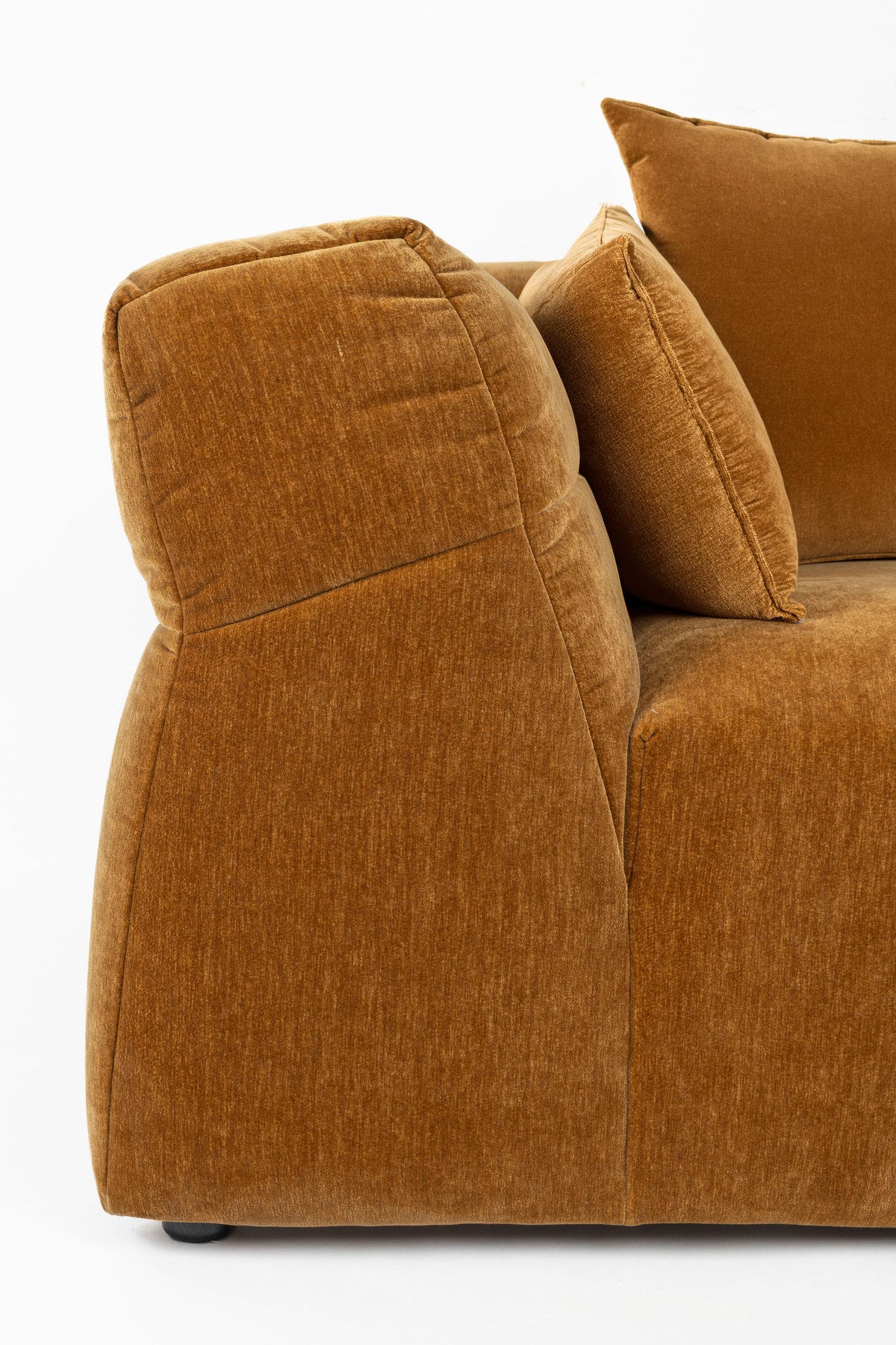 Braunes 5er Sofa Hodge von Dutchbone mit gesteppter Sitz- und Rückenlehne, Samtbezug in Ocker und geschwungenen Armlehnen.