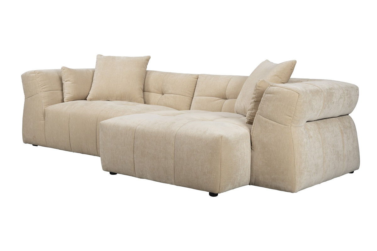 Beiges Ecksofa rechts Hodge von Dutchbone mit Samtbezug, gesteppter Sitz- und Rückenlehne sowie leicht nach aussen gebogenen Armlehnen.