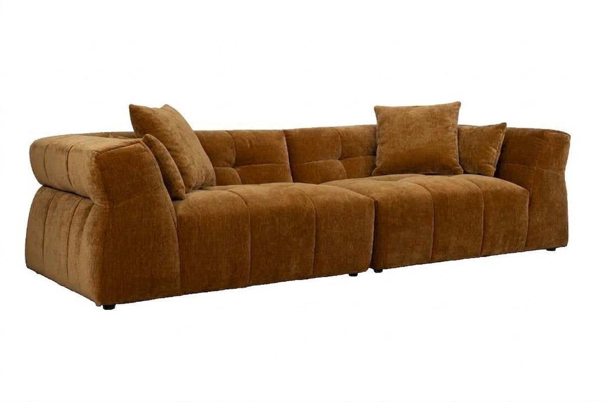 Ecksofa links Hodge von Dutchbone mit gestepptem Samtbezug in Ocker, geschwungenen Armlehnen und gepolsterter Sitzfläche.