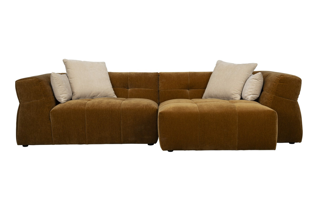 Ecksofa rechts Hodge von Dutchbone in Ocker mit glänzendem Samtbezug, gesteppter Sitz- und Rückenlehne sowie geschwungenen Armlehnen.