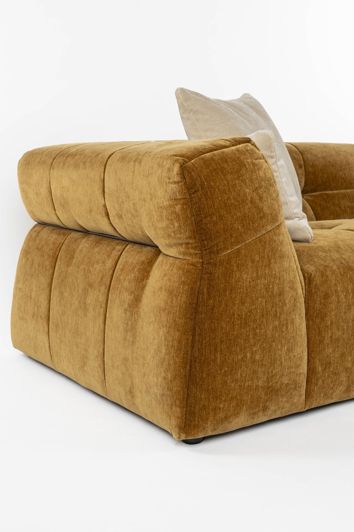 Ecksofa rechts Hodge von Dutchbone in Ocker mit glänzendem Samtbezug, gesteppter Sitz- und Rückenlehne sowie geschwungenen Armlehnen.