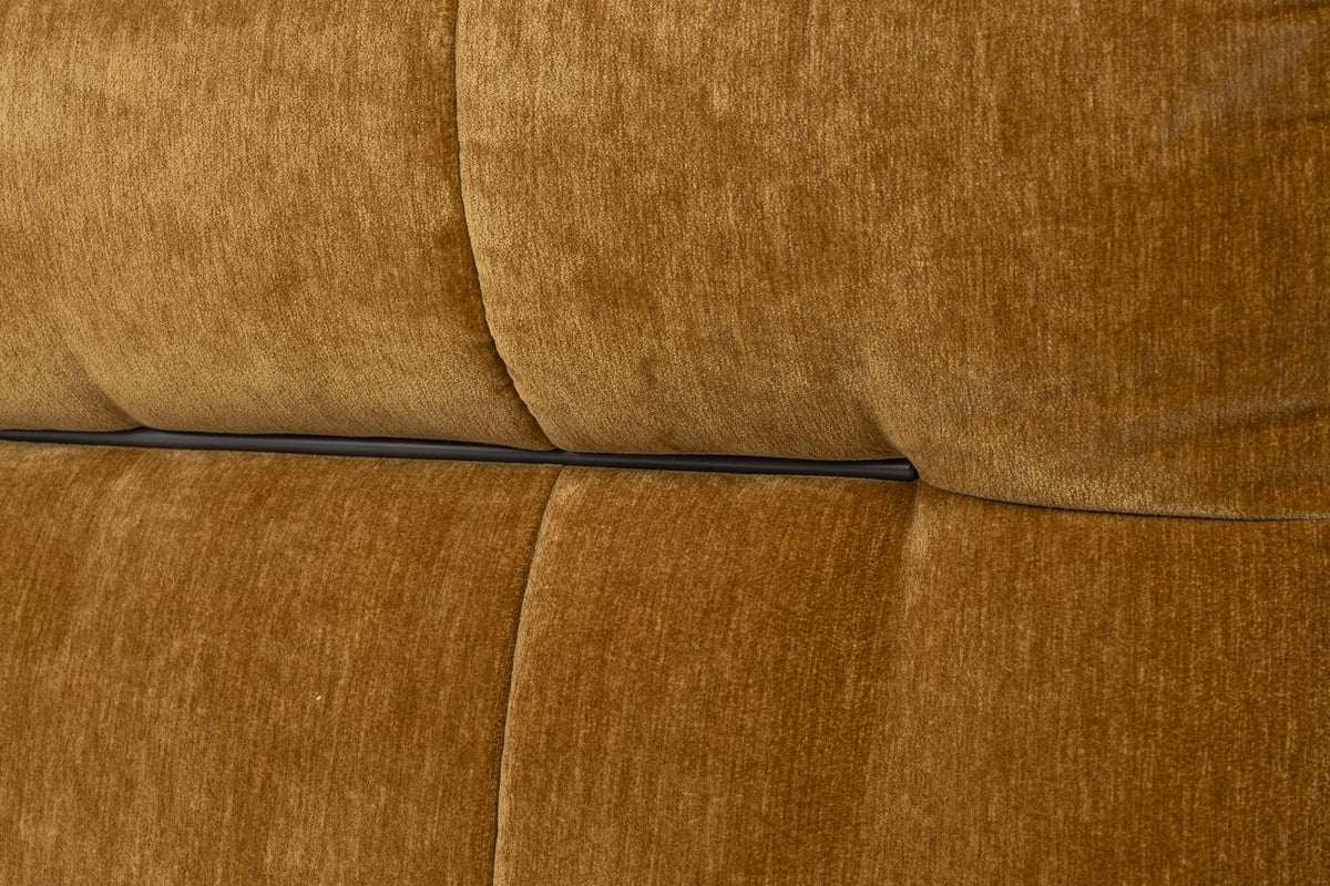Ecksofa rechts Hodge von Dutchbone in Ocker mit glänzendem Samtbezug, gesteppter Sitz- und Rückenlehne sowie geschwungenen Armlehnen.