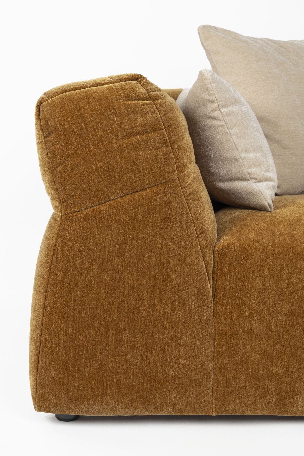 Ecksofa rechts Hodge von Dutchbone in Ocker mit glänzendem Samtbezug, gesteppter Sitz- und Rückenlehne sowie geschwungenen Armlehnen.