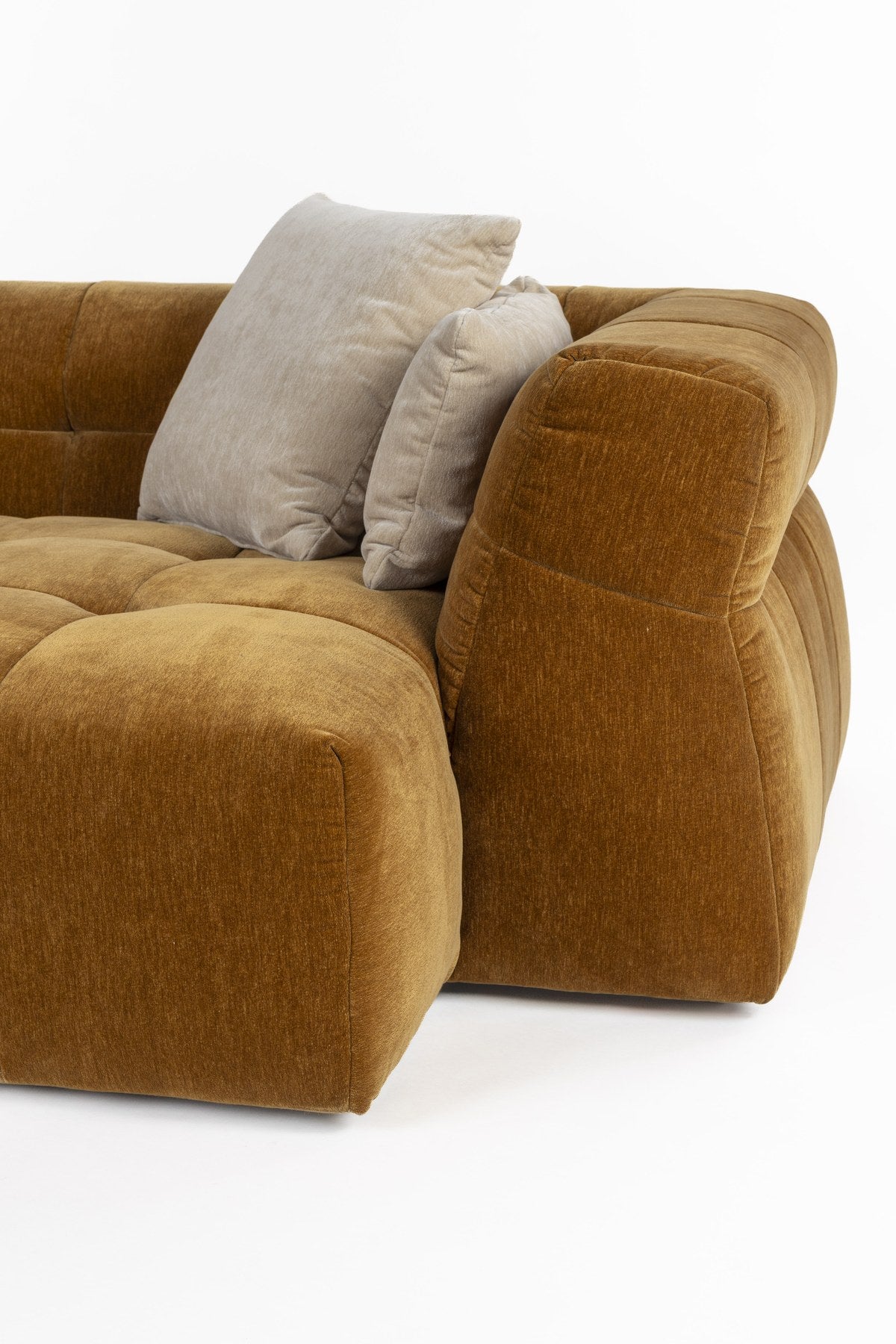 Ecksofa rechts Hodge von Dutchbone in Ocker mit glänzendem Samtbezug, gesteppter Sitz- und Rückenlehne sowie geschwungenen Armlehnen.