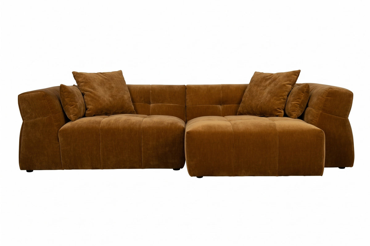 Ecksofa rechts Hodge von Dutchbone in Ocker mit glänzendem Samtbezug, gesteppter Sitz- und Rückenlehne sowie geschwungenen Armlehnen.