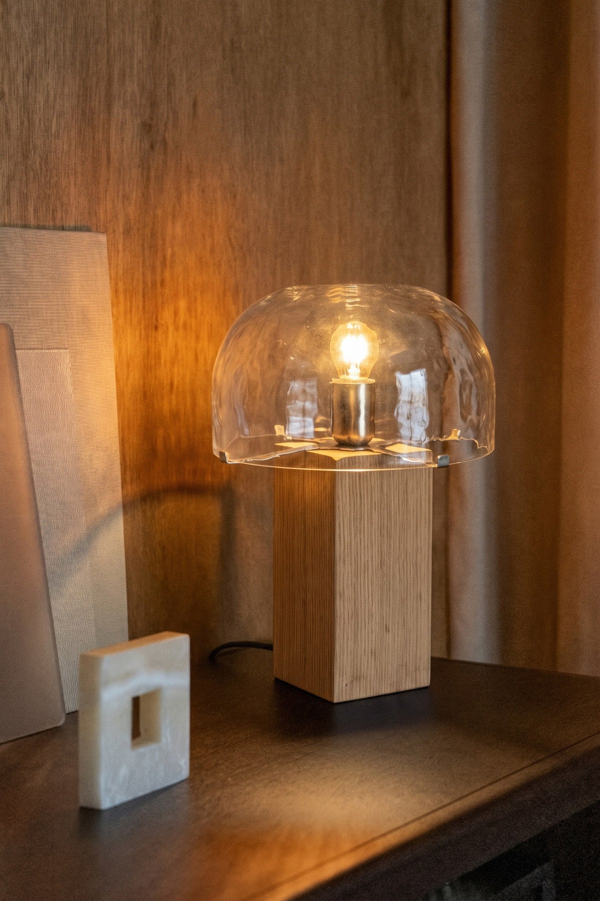 Tischleuchte Mavery Natural von Dutchbone mit Fuss aus Akazienholz und rundem Glasschirm in Pilzform, Kabel schwarz.