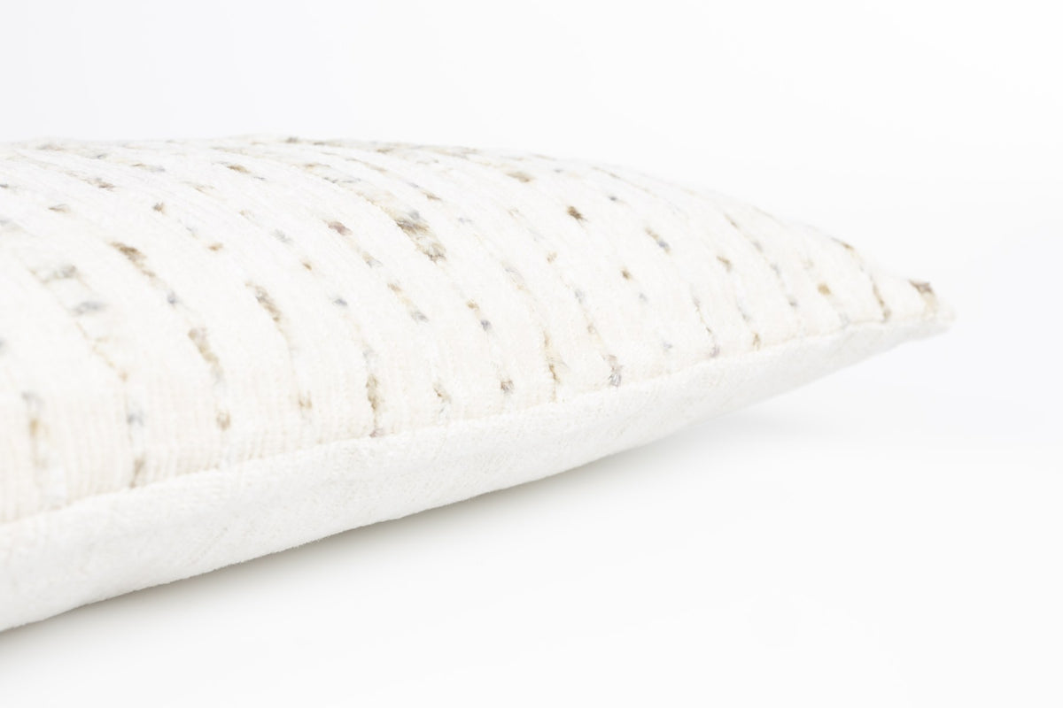 Beiges Kissen Cushion Leaf Rectangle von Dutchbone mit unregelmässigen Plüschlinien, Baumwollfüllung, Polyesterbezug und rechteckiger Form.