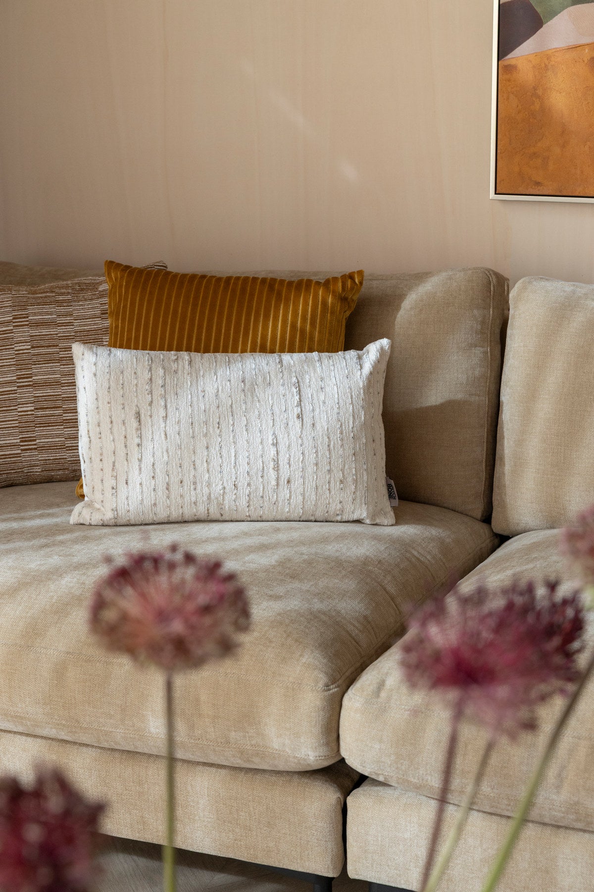 Beiges Kissen Cushion Leaf Rectangle von Dutchbone mit unregelmässigen Plüschlinien, Baumwollfüllung, Polyesterbezug und rechteckiger Form.