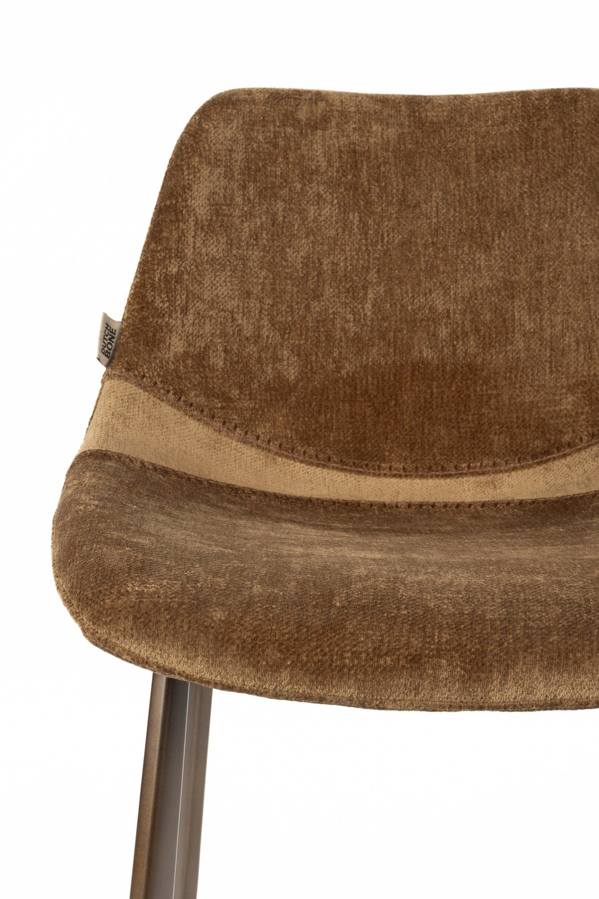 Barhocker Franky von Dutchbone in Cognac mit gepolstertem Sitz, sichtbaren Ziernähten und schlanken Beinen aus pulverbeschichtetem Stahl.