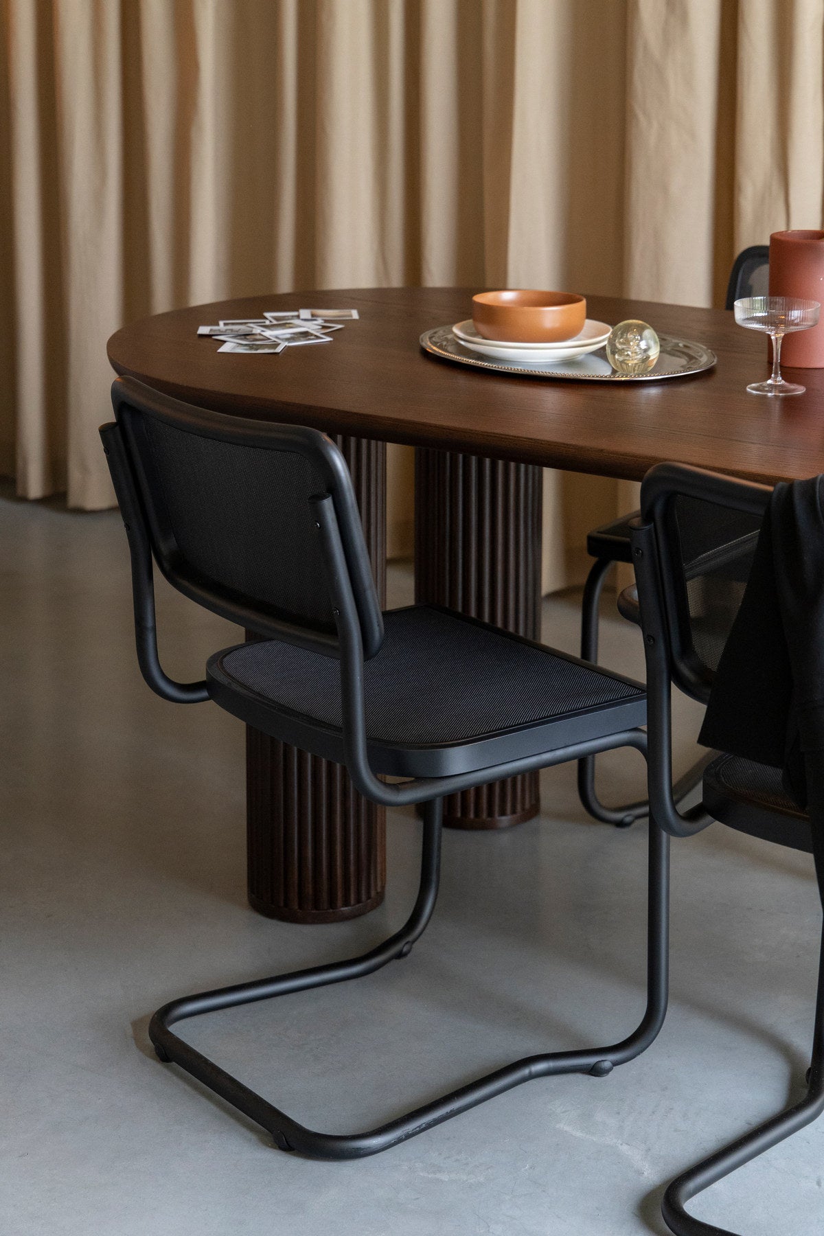 Stuhl Carree in Schwarz präsentiert im Onlineshop von KAQTU Design AG. Stuhl ist von Dutchbone