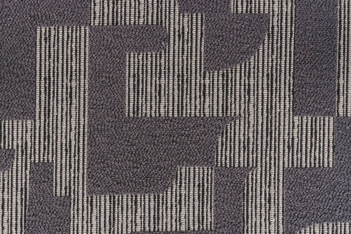 Dunkelbrauner Esszimmerstuhl Miyo von Dutchbone mit gewebtem Bezug, Sperrholz-Sitzfläche und schwarzem Stahlgestell auf vier Beinen.