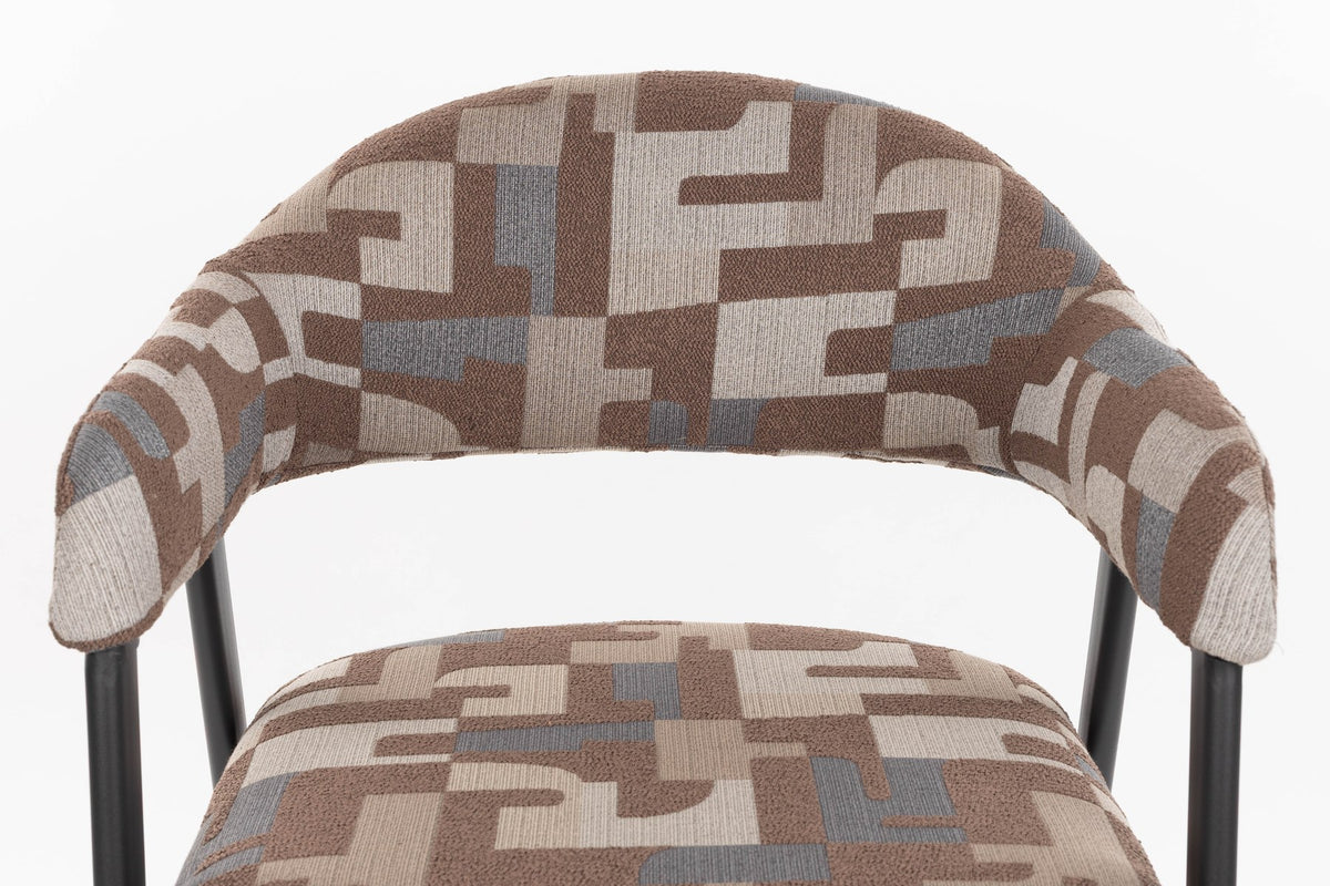 Esszimmerstuhl Chair Miyo Light Brown von Dutchbone mit hellbraunem gewebtem Bezug, grafischem Muster und schwarzem Metallgestell auf hellem Hintergrund