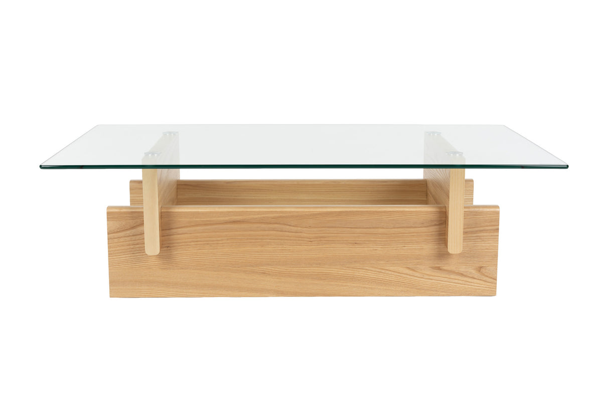 Couchtisch Lucifer Natural von Dutchbone mit Gestell aus zwei quer angeordneten Holzplatten und rechteckiger Tischplatte aus transparentem Glas.