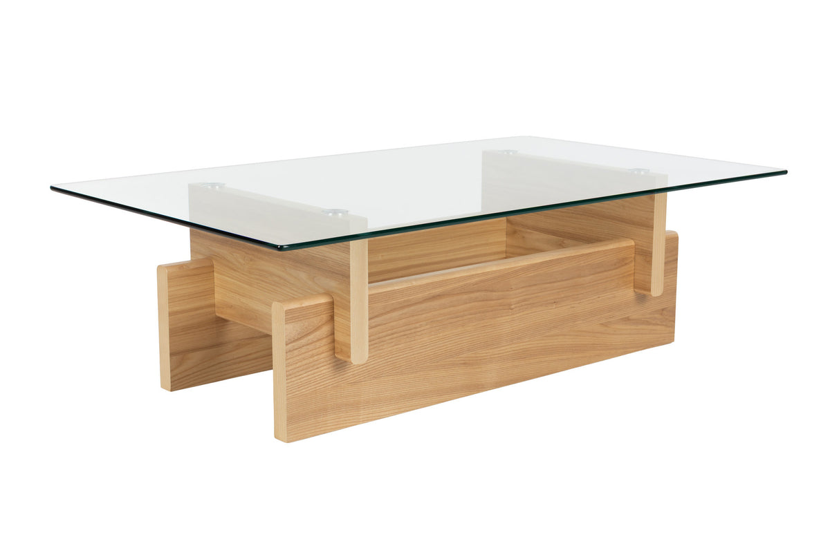 Couchtisch Lucifer Natural von Dutchbone mit Gestell aus zwei quer angeordneten Holzplatten und rechteckiger Tischplatte aus transparentem Glas.
