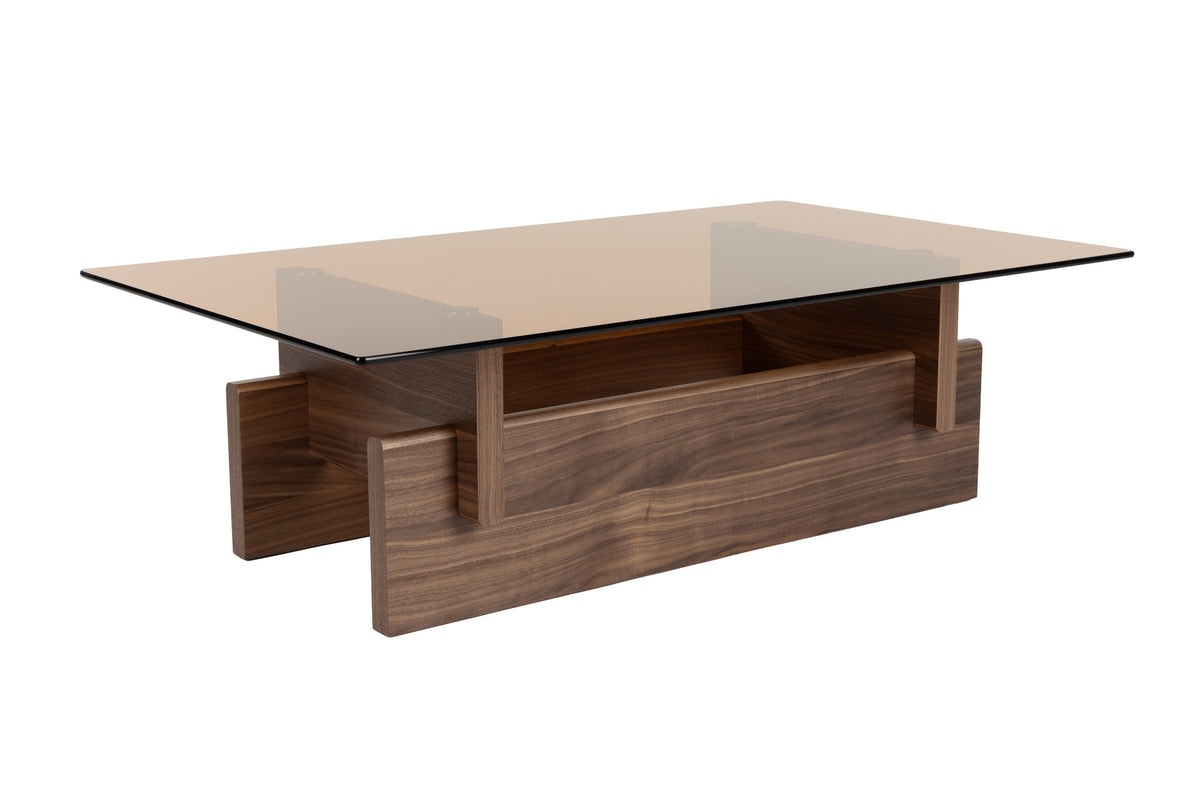 Couchtisch Lucifer Walnut von Dutchbone mit braunem Holzgestell aus zwei quer angeordneten Platten und rechteckiger Glasplatte.