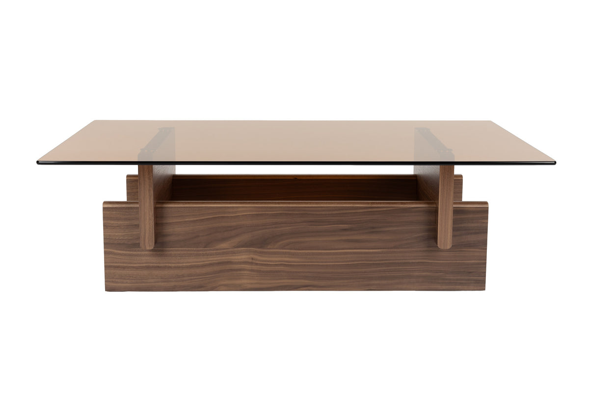 Couchtisch Lucifer Walnut von Dutchbone mit braunem Holzgestell aus zwei quer angeordneten Platten und rechteckiger Glasplatte.
