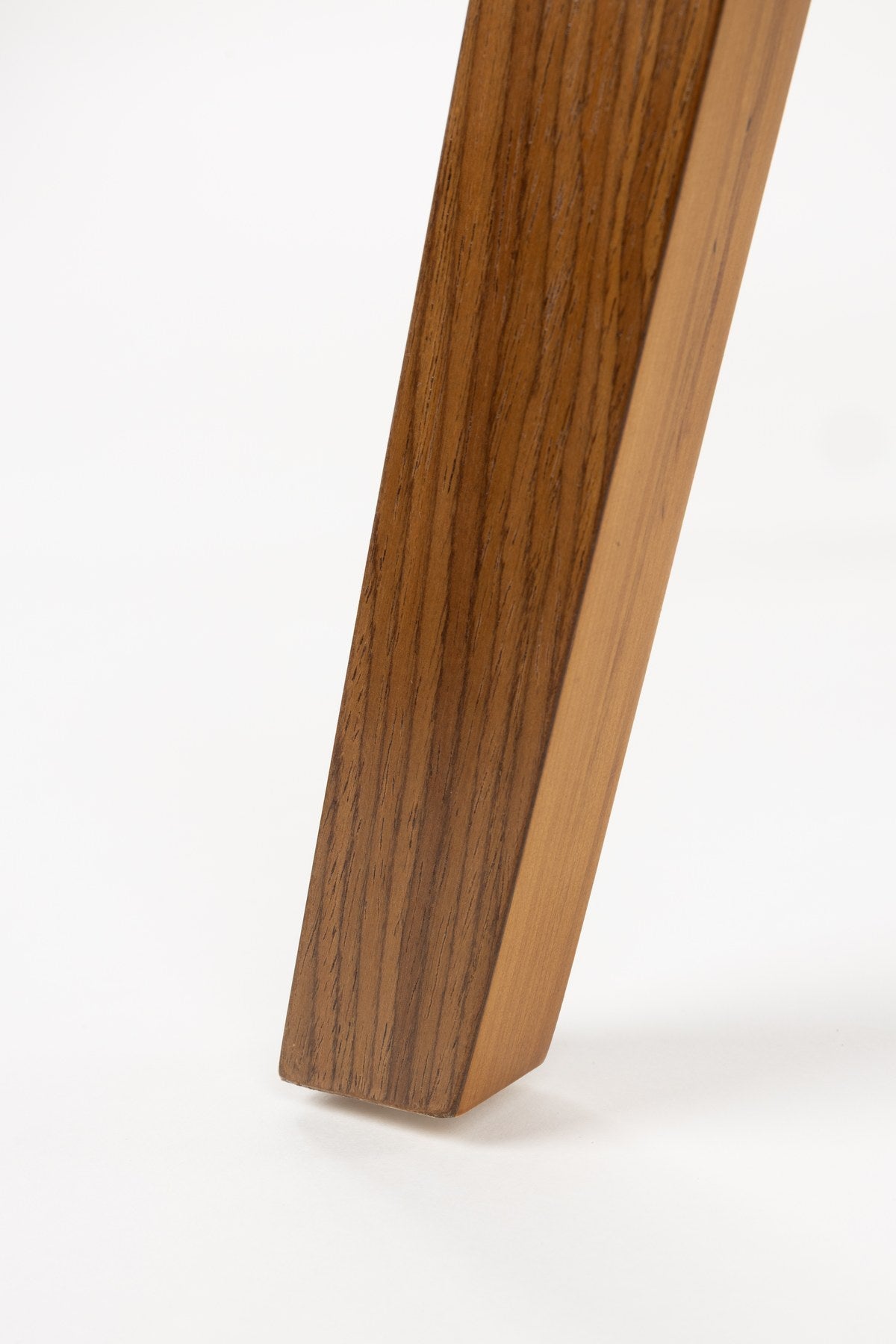 Gepolsterter Esszimmerstuhl Blackwood in Braun mit Rückenlehne aus Polyester, Sitzfläche aus Pappelholz und dunklem Holzgestell.