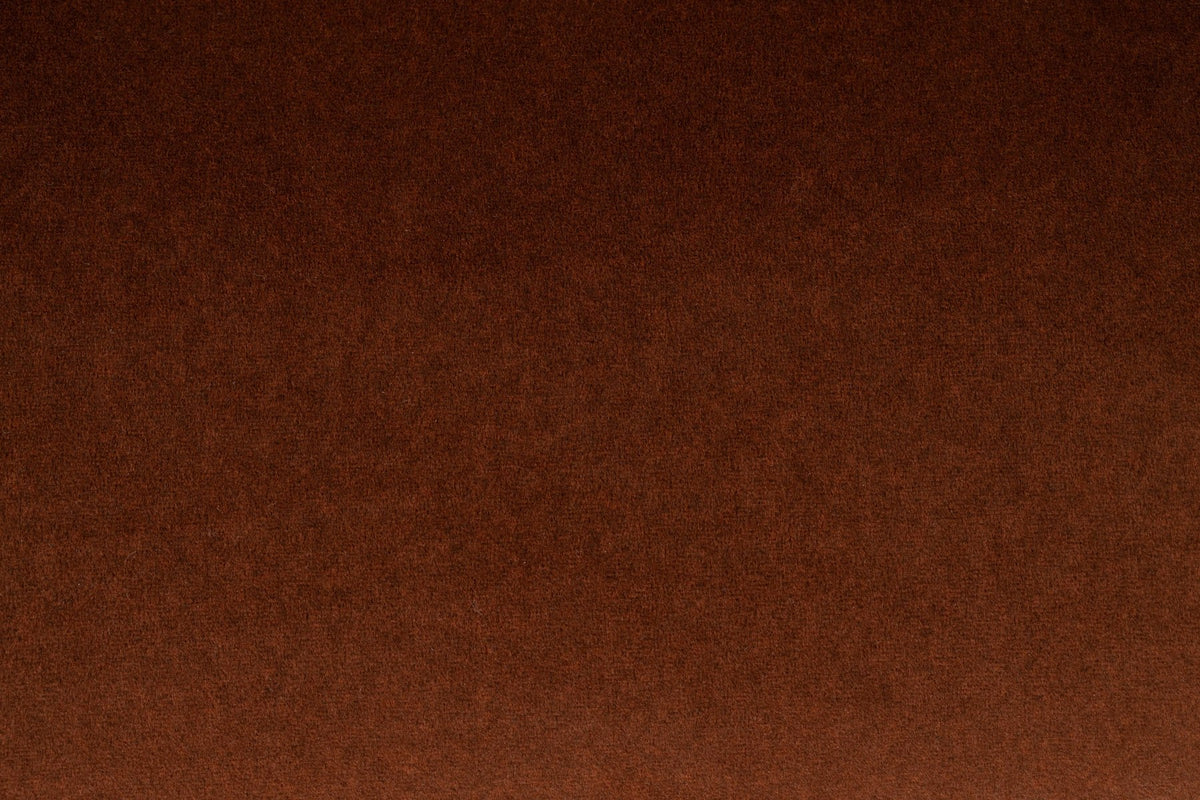 Gepolsterter Esszimmerstuhl Blackwood in Braun mit Rückenlehne aus Polyester, Sitzfläche aus Pappelholz und dunklem Holzgestell.
