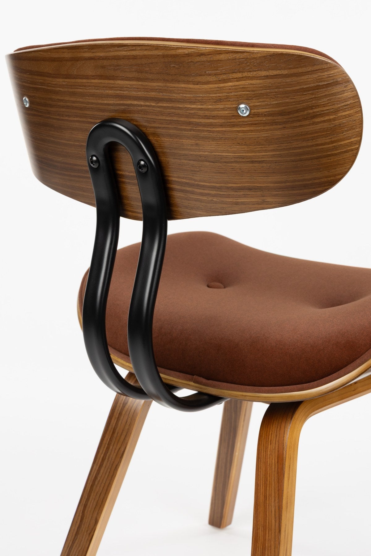 Gepolsterter Esszimmerstuhl Blackwood in Braun mit Rückenlehne aus Polyester, Sitzfläche aus Pappelholz und dunklem Holzgestell.