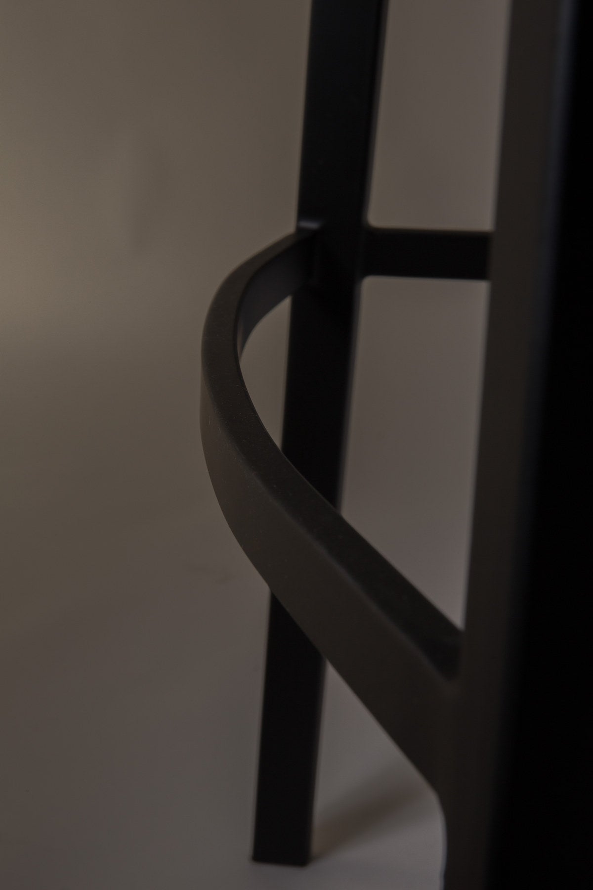 Barstuhl Franky in Schwarz / Kunstleder präsentiert im Onlineshop von KAQTU Design AG. Barstuhl ist von Dutchbone