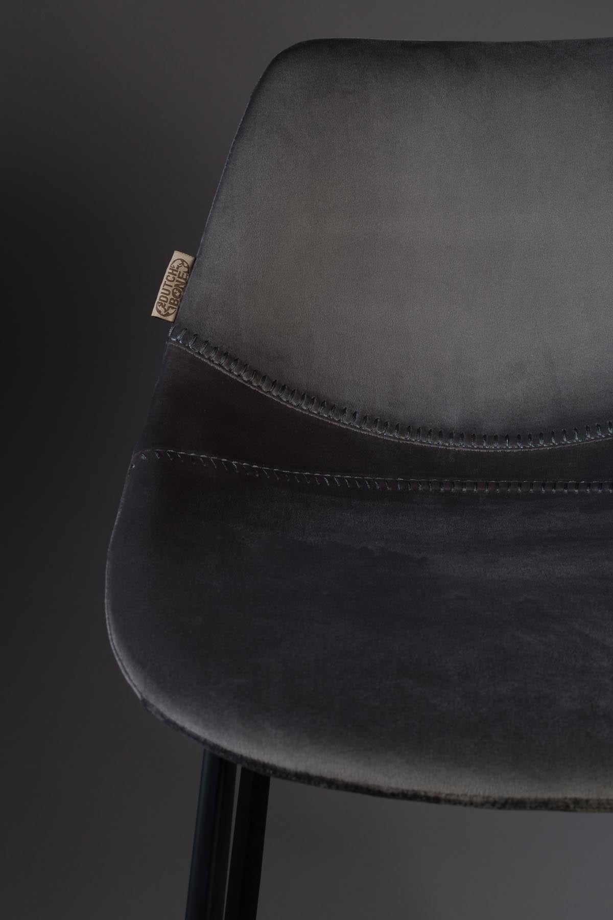 Barstuhl Franky Velvet in Grau präsentiert im Onlineshop von KAQTU Design AG. Barstuhl ist von Dutchbone