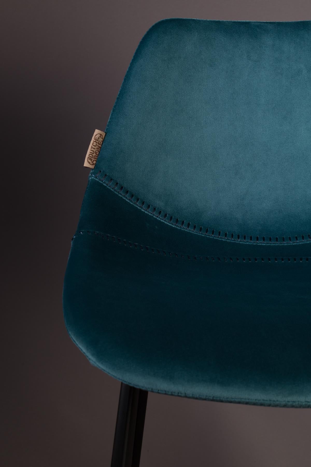 Barstuhl Franky Velvet in Petrol präsentiert im Onlineshop von KAQTU Design AG. Barstuhl ist von Dutchbone