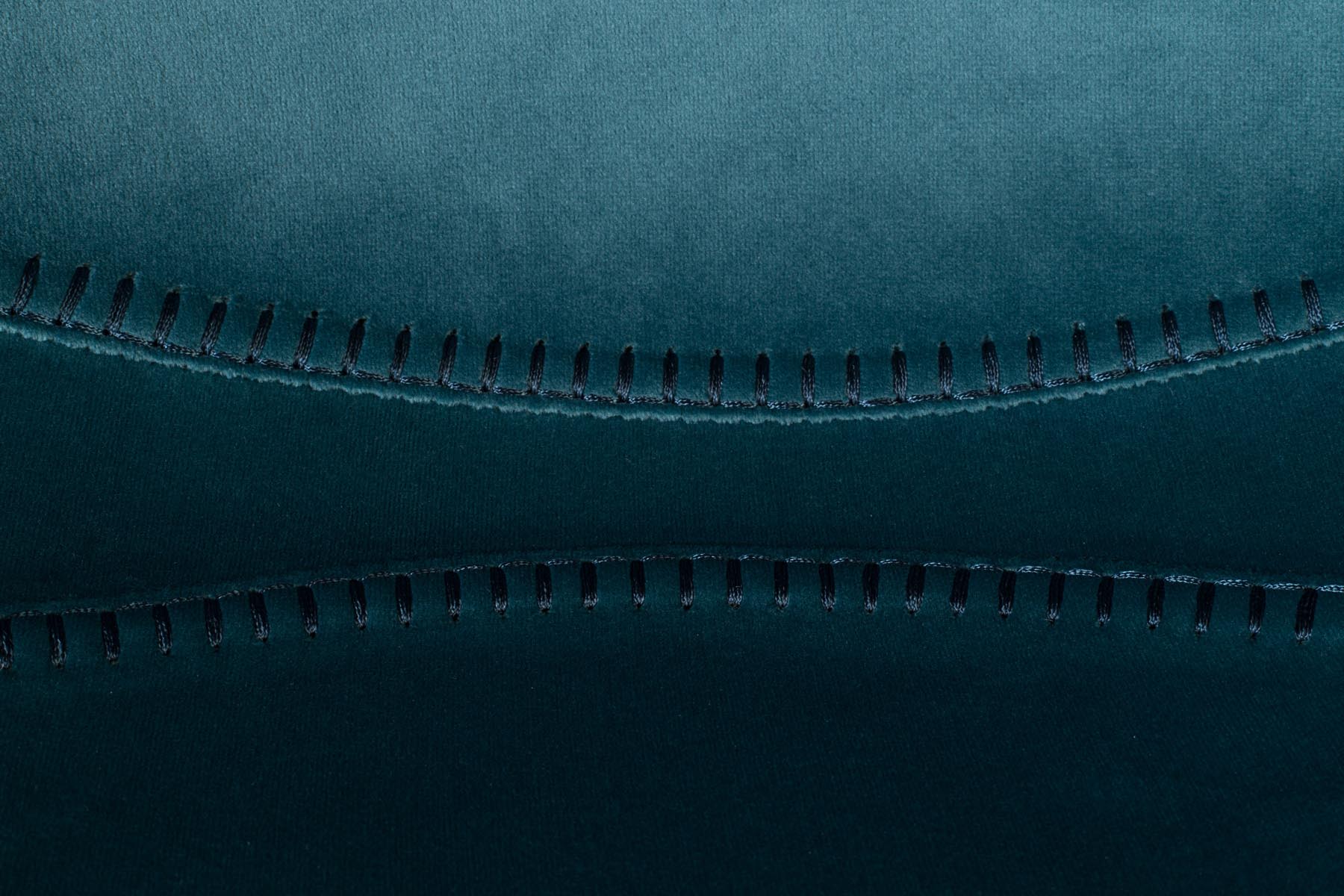 Barstuhl Franky Velvet in Petrol präsentiert im Onlineshop von KAQTU Design AG. Barstuhl ist von Dutchbone