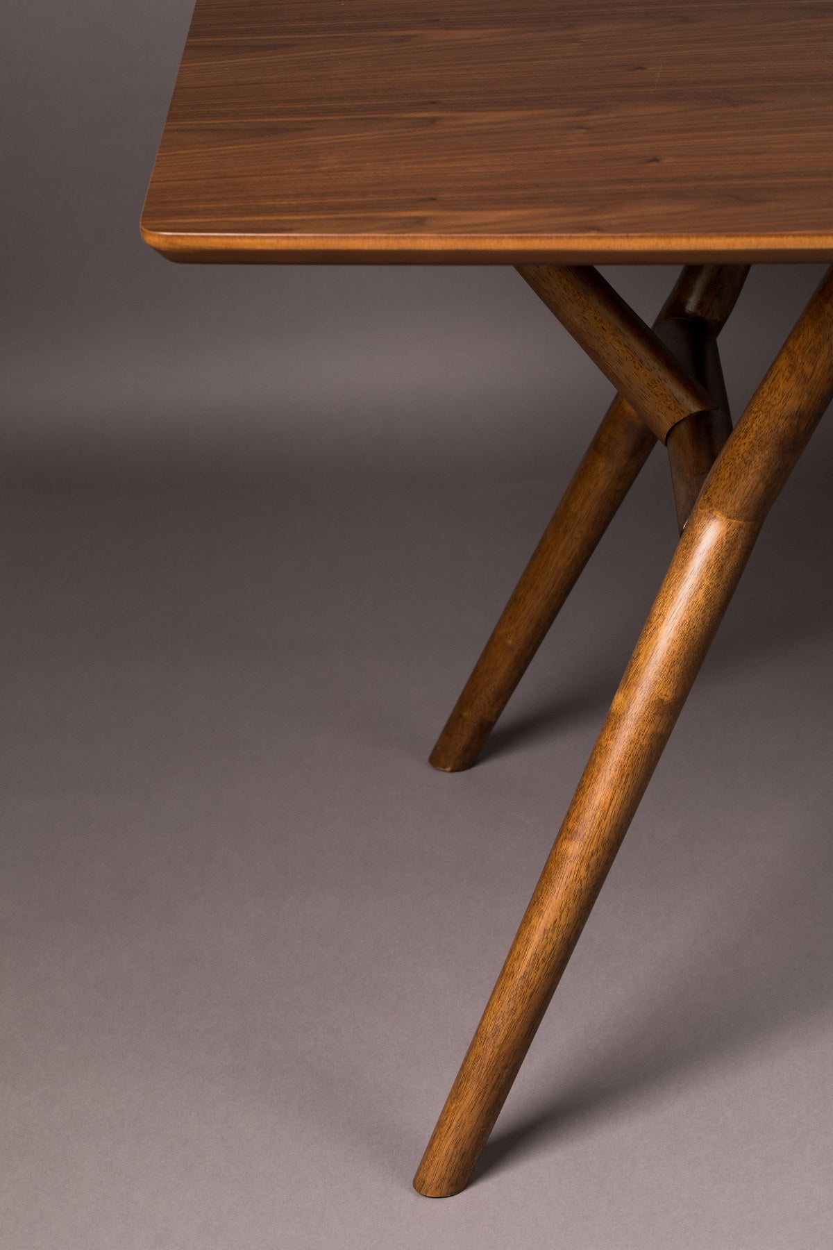 Tisch Malaya in Braun präsentiert im Onlineshop von KAQTU Design AG. Esstisch ist von Dutchbone