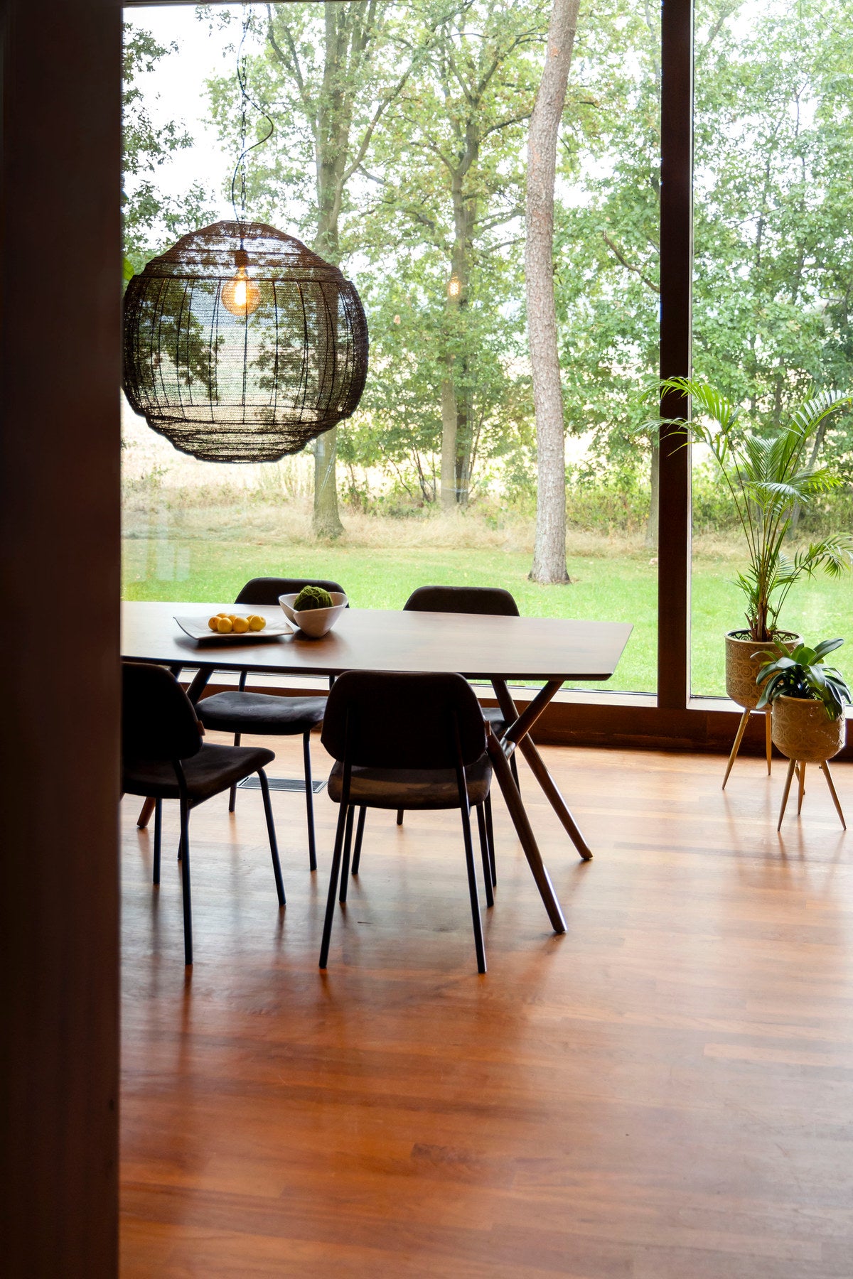 Tisch Malaya in Braun präsentiert im Onlineshop von KAQTU Design AG. Esstisch ist von Dutchbone