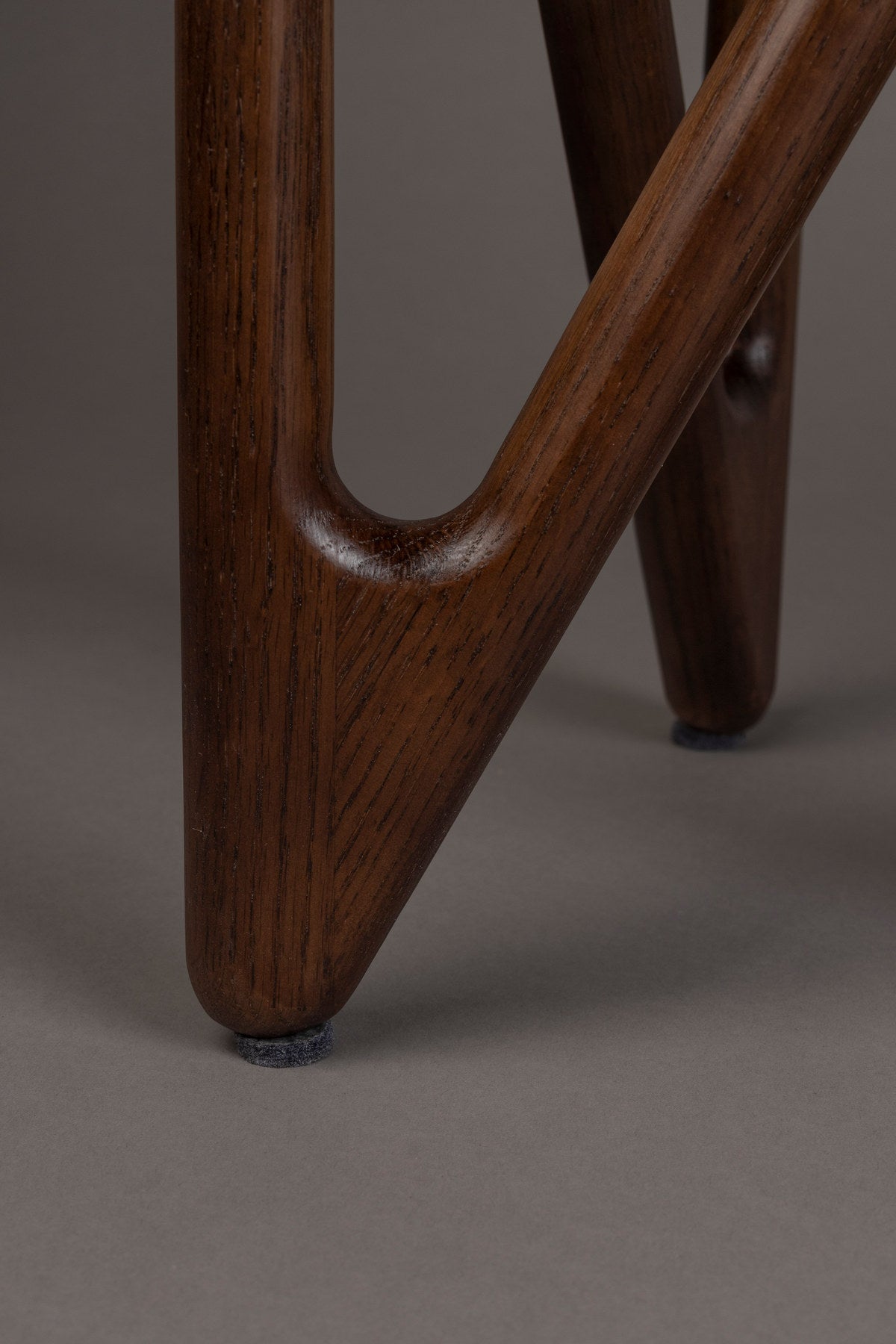 Beistelltisch Naia in Dunkelgrau / Walnuss präsentiert im Onlineshop von KAQTU Design AG. Beistelltisch ist von Dutchbone